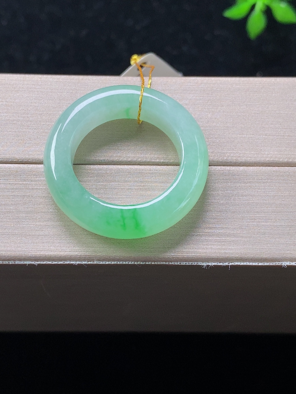 飘绿戒指，无裂，内径尺寸17-5.8-4.3mm,14号手寸，820lssk