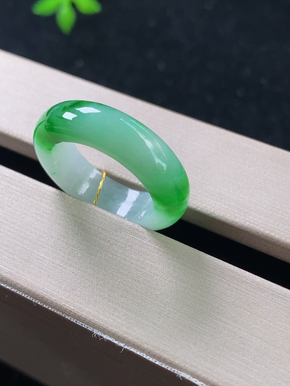 飘辣绿戒指，无裂，内径尺寸16.2-5.8-3.7mm,11号手寸，820lssk