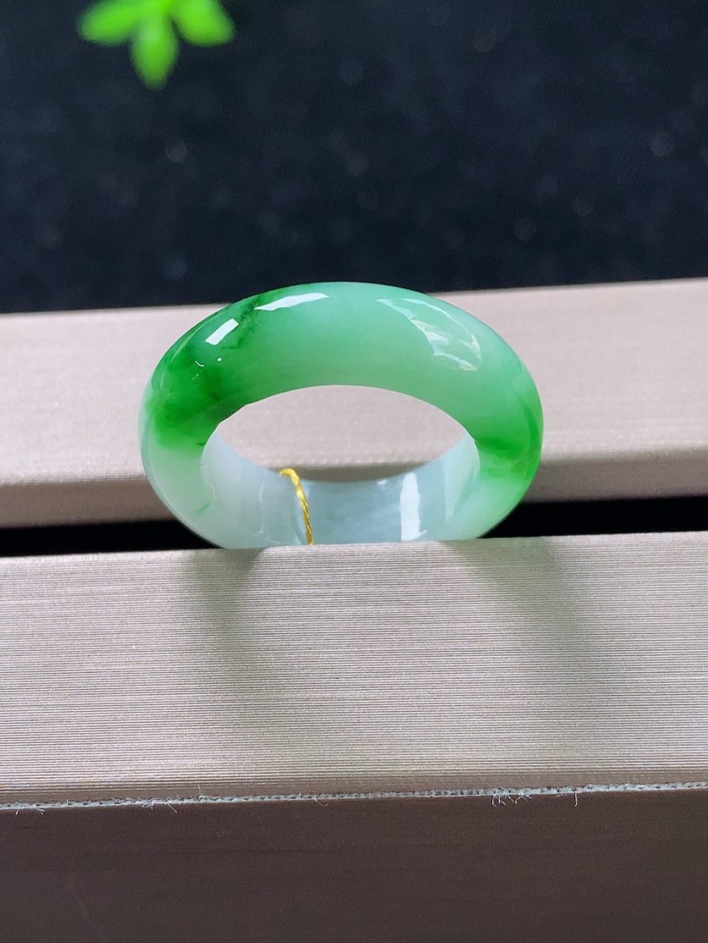 飘辣绿戒指，无裂，内径尺寸16.2-5.8-3.7mm,11号手寸，820lssk