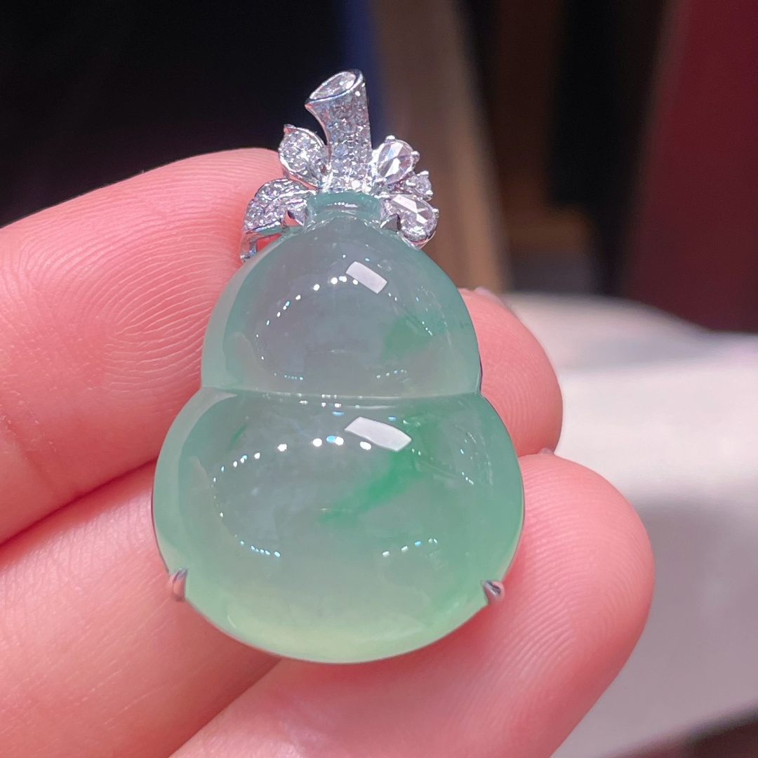️缅甸翡翠A货 葫芦吊坠，冰底阳绿，料子冰润细腻，种老起光，18k金镶真钻，上身佩戴效果很好，尺寸如图，24.6-19.6-9.3