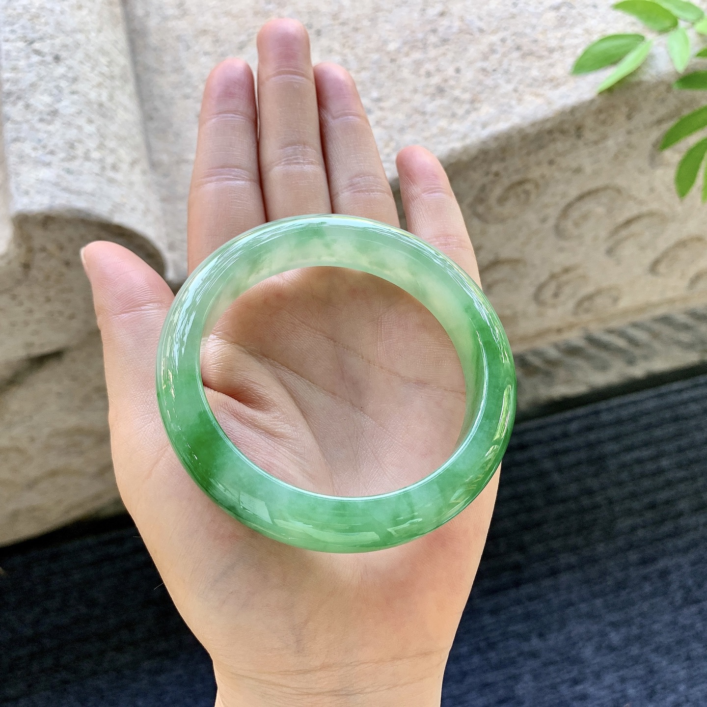 正圈55 56，圈口56.4/13/8.8，编码W6080933，描述冰糯辣绿，水润，种老，细腻，打灯有棉线