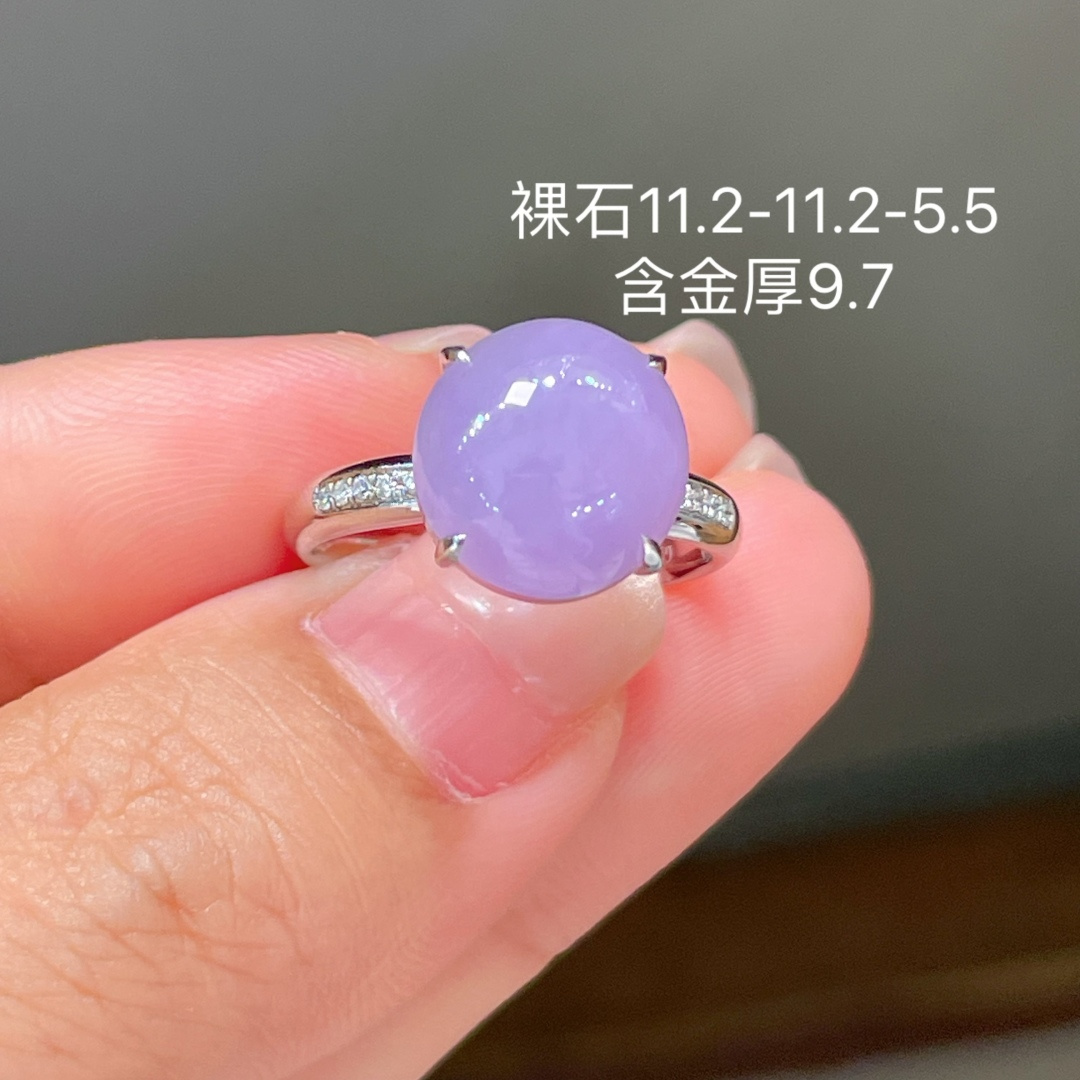 ️缅甸翡翠A货 蛋面戒指，满色，料子冰润细腻，种老起光，18k金镶真钻，上身佩戴效果很好，尺寸如
