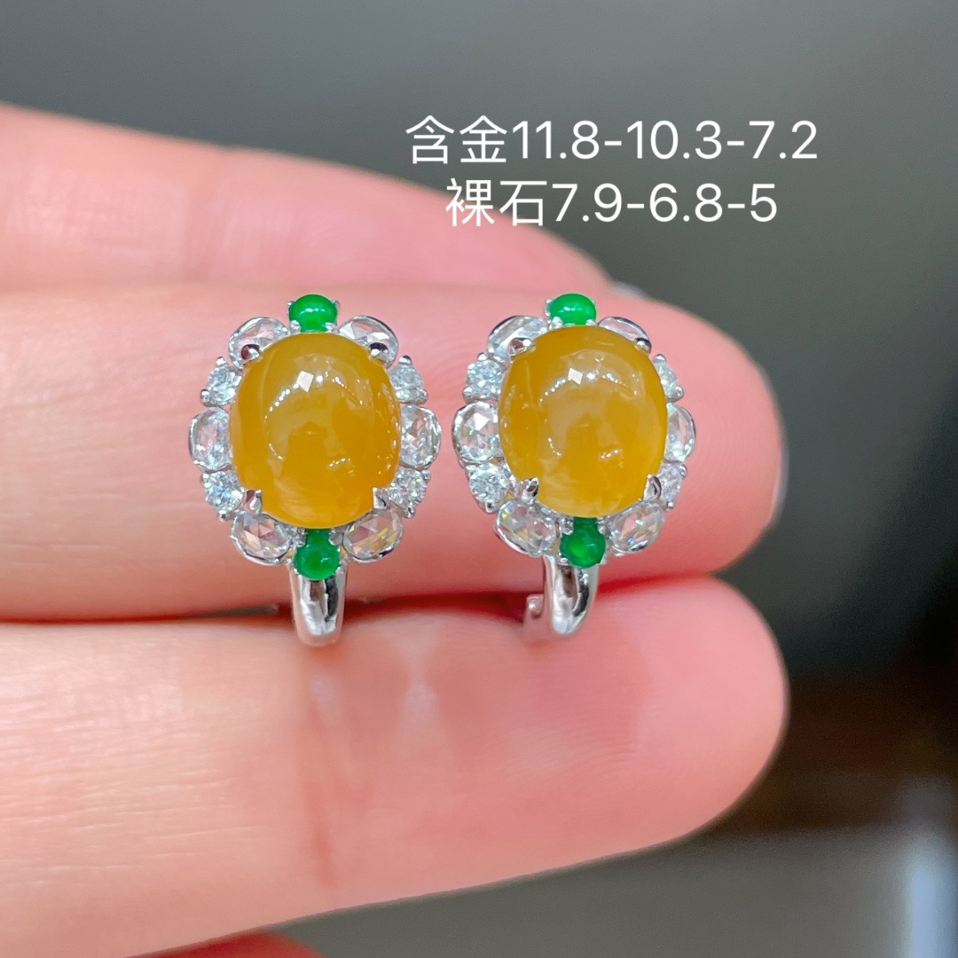 ️缅甸翡翠A货 蛋面耳环，冰黄满色，料子冰润细腻，种老起光，18k金镶真钻，上身佩戴效果很好，尺
