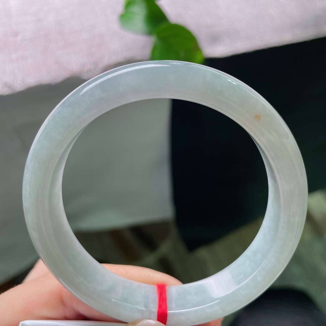 淡绿底正圈，无裂，清润浅冰底色带一抹俏黄洒金，通透素雅温润耐看。ss54095a。