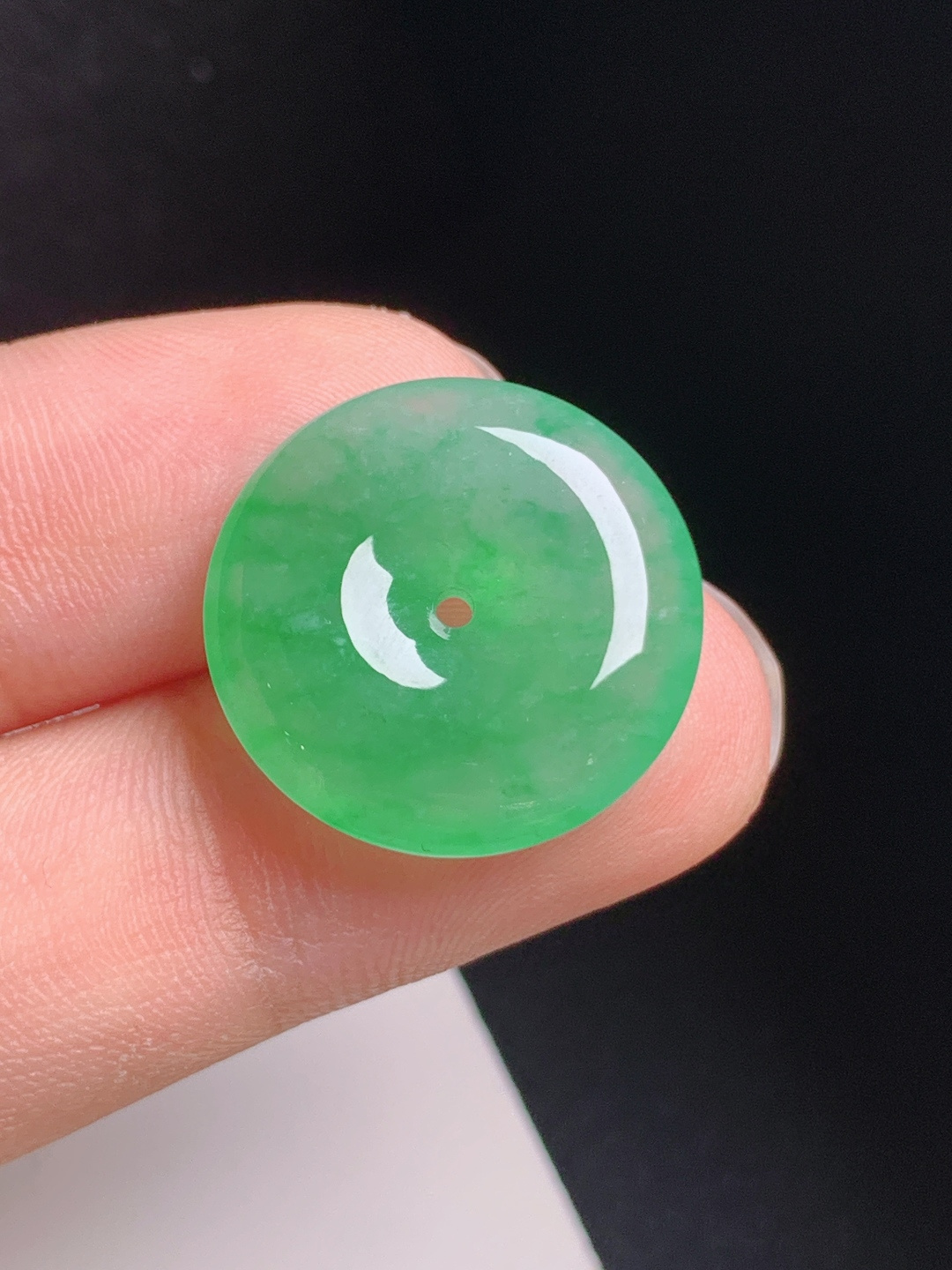 冰种飘平安扣，色泽鲜亮，温润匀净，吉祥圆满