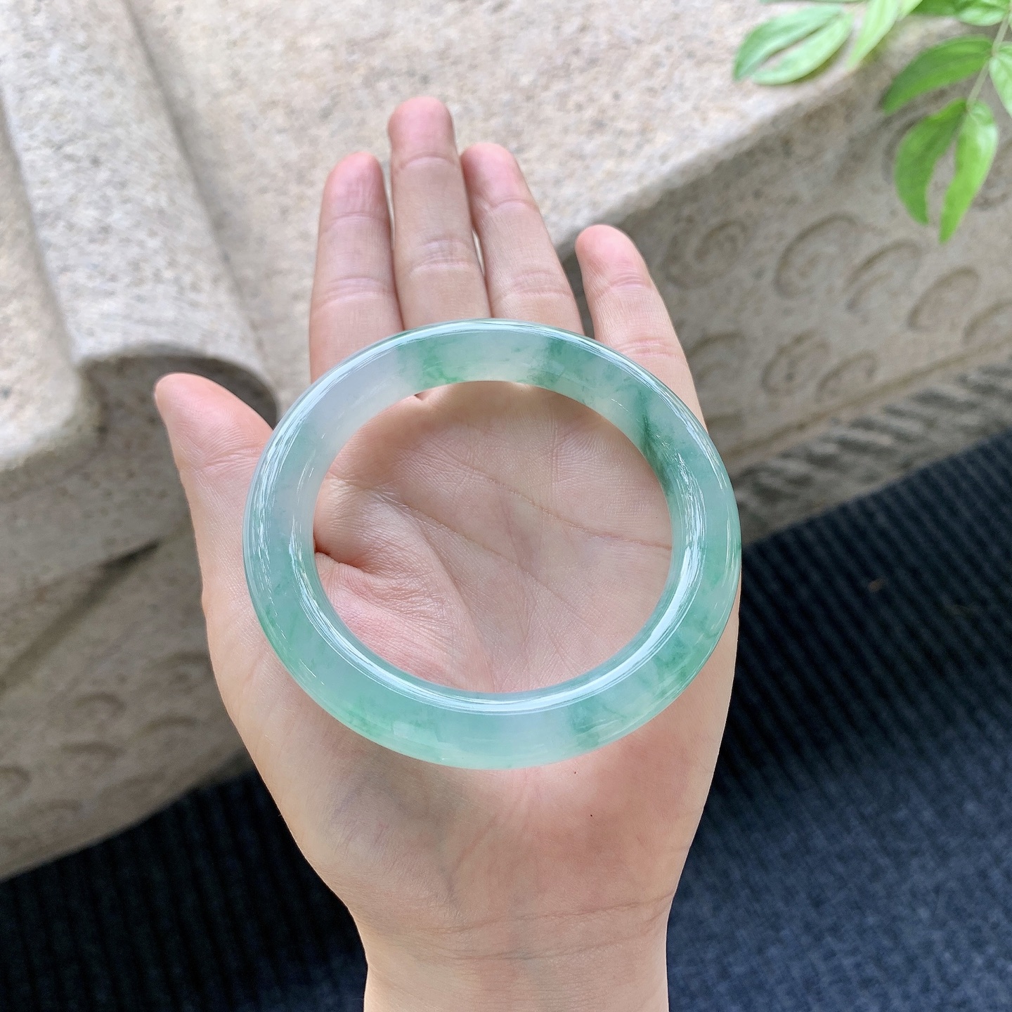 圆条54 55，圈口55.8/10.6/10.2，编码A1071402，描述冰糯飘绿花，水润，种老，细腻，无裂。