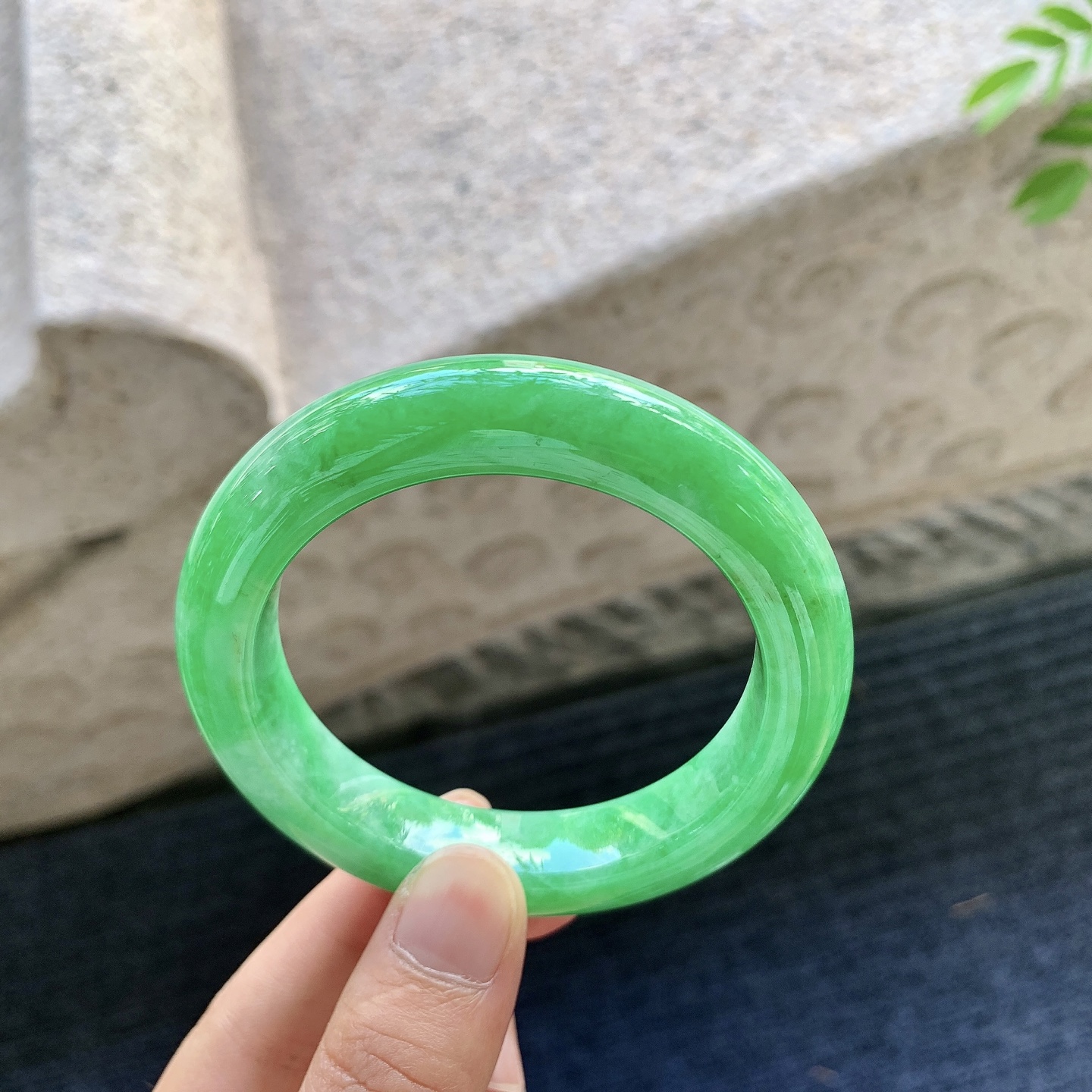 正圈52 53，圈口53.4/12.2/9.6，编码G9082129，辣绿，满绿，水润，种老，细腻，有纹线