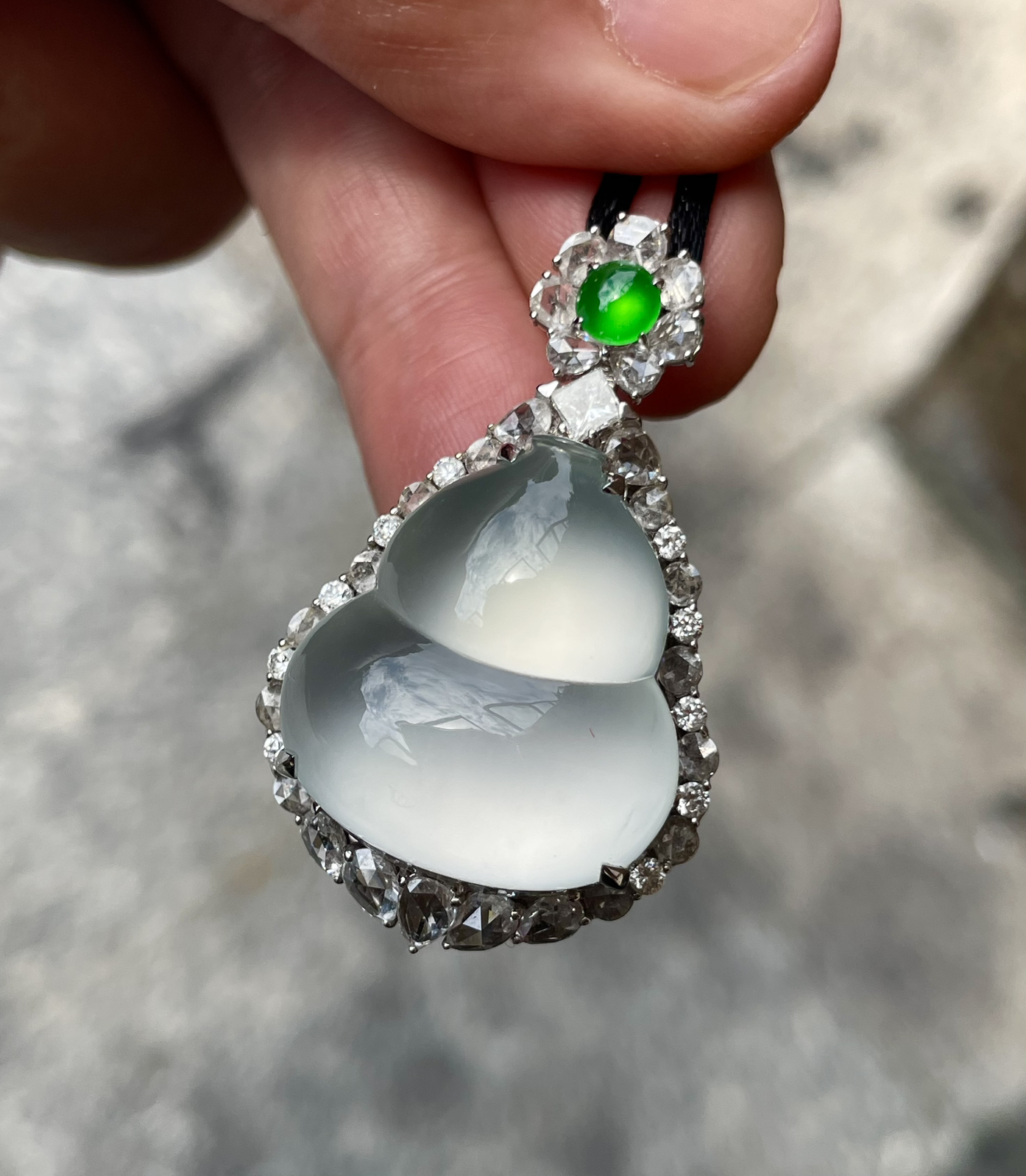【玻璃种葫芦吊坠】老料天空蓝，起荧光，冰胶感浓郁，底色澄澈纯净，蓝调淡雅，净度佳，收藏级别。18k金钻豪华镶嵌，裸石尺寸22.6*20.2*7.3毫米