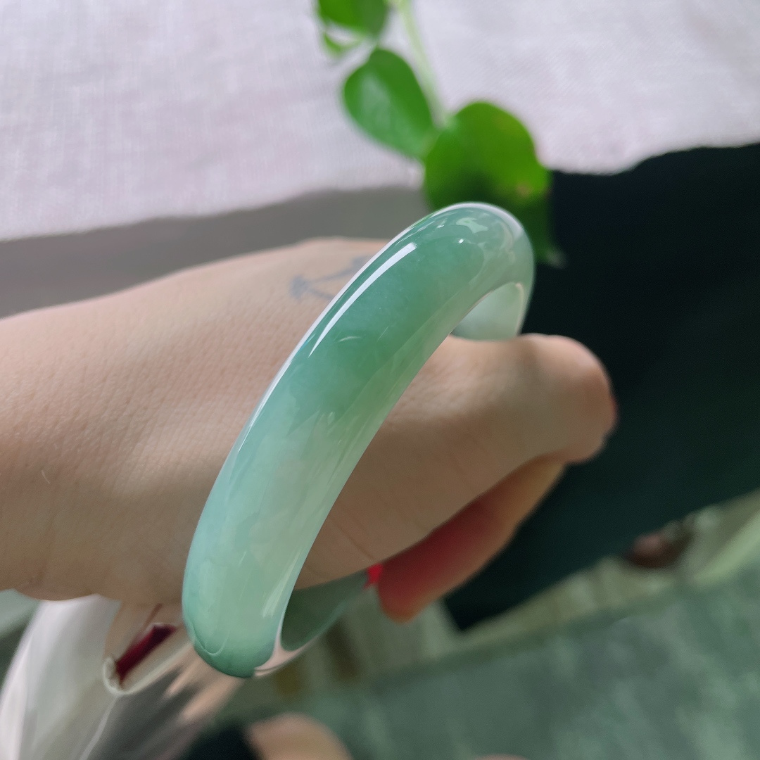 油绿正圈，无裂，风格沉静温婉，不张扬不俗气，老少佩戴都很得体。ss56476a