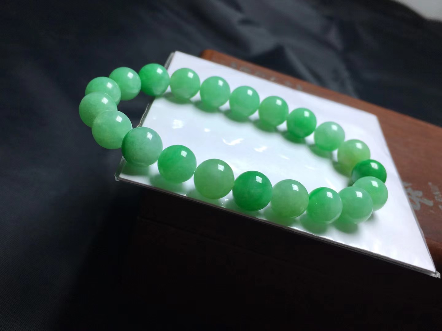 ️ 果阳绿手串，卡9.5～9.2mm，21颗，种好，玉质细腻，色浓，鲜艳，颗颗精选