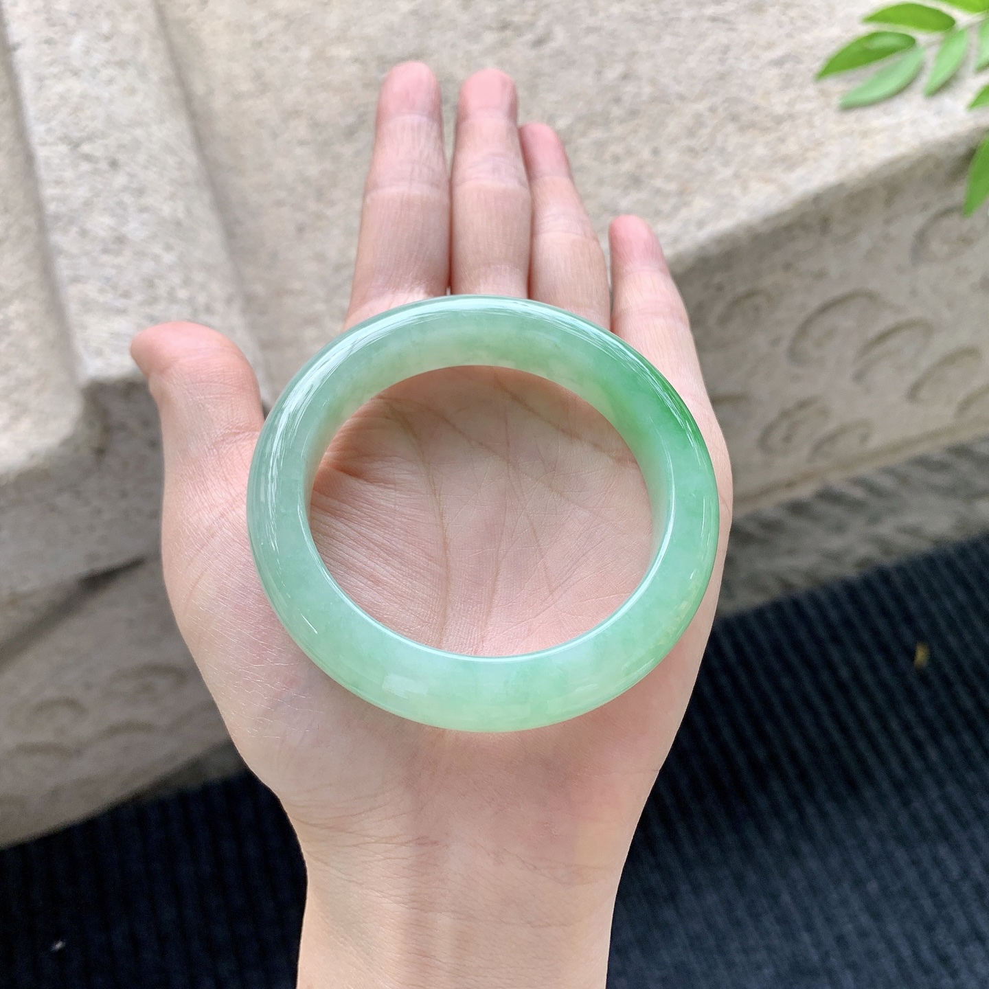 正圈51 52，圈口52.5/12.5/9，编码A1071410，描述细糯飘绿，水润，种老，细腻，无裂。