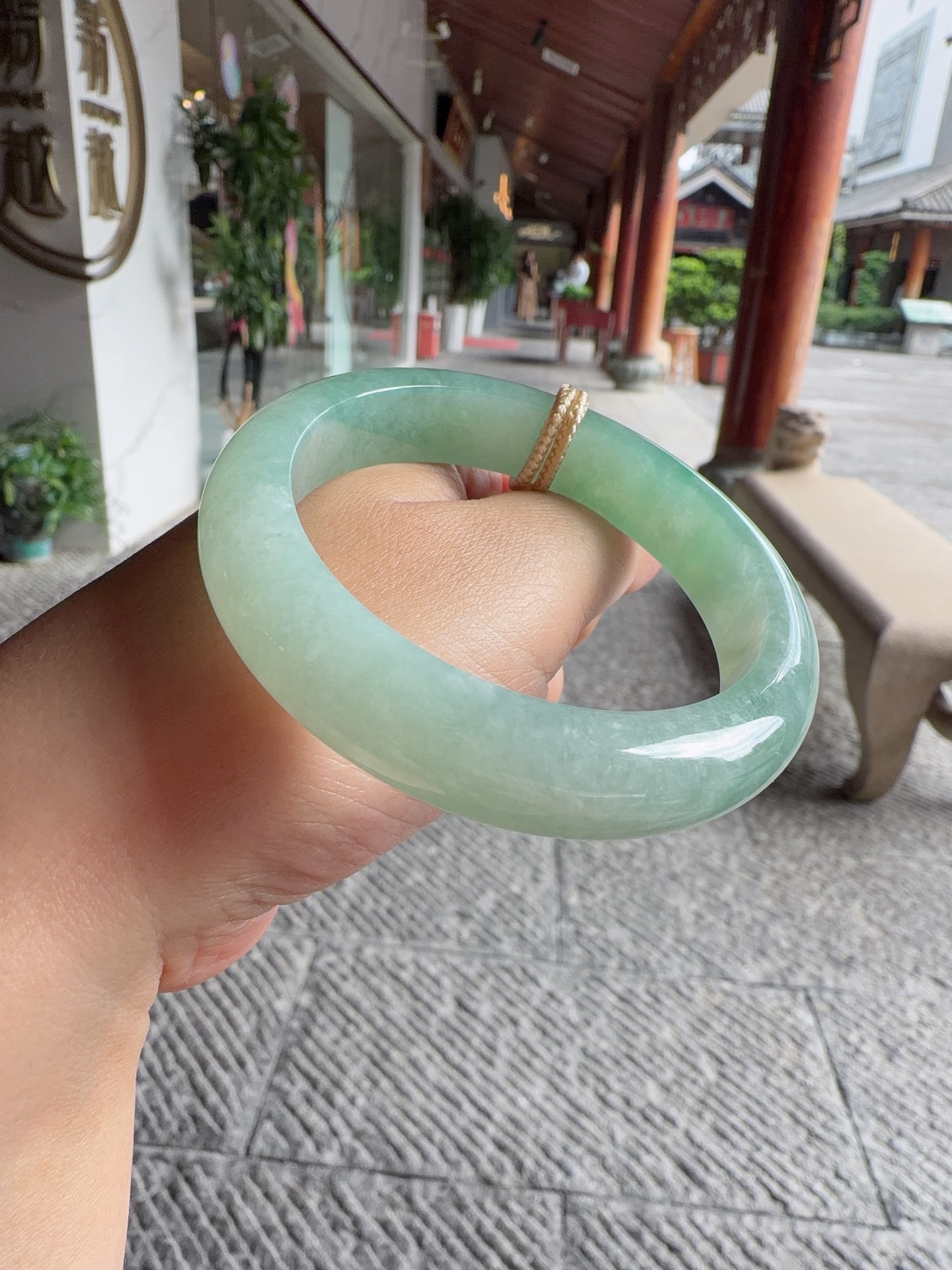 手镯正圈55 56，圈口55.5-12.5-8.7，编码0820E25，糯冰晴水，冰莹通透，水润，种老，无裂