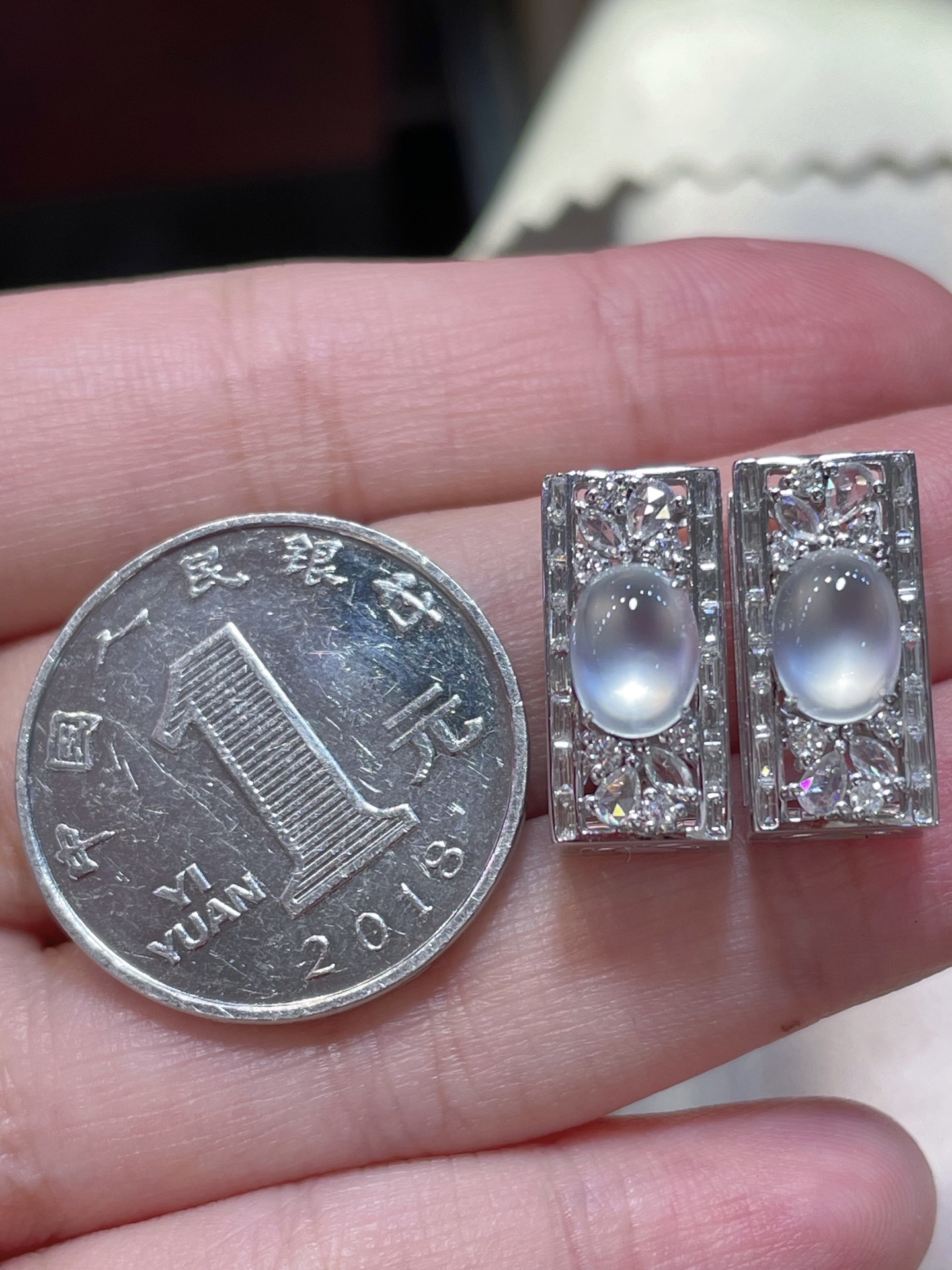 ️性比高端货精品翡翠冰种蛋面耳钉料子饱满水润，种水18k金镶嵌，款式时尚，8-5.8-3.3