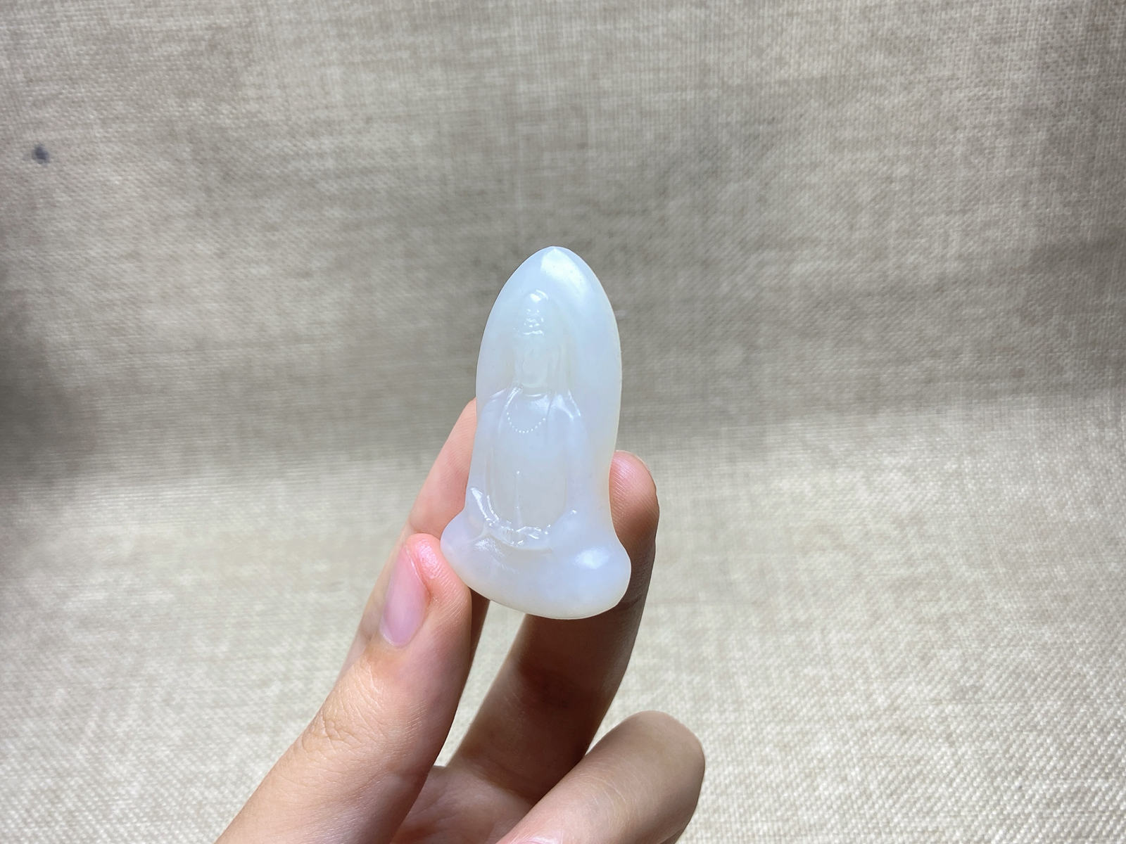 老坑和田玉羊脂白玉观音挂件，尺寸46/26/8，重16克，美好寓意普度众生，尺寸配戴美丽动人 玉质细腻油润无裂无杂魅力动人