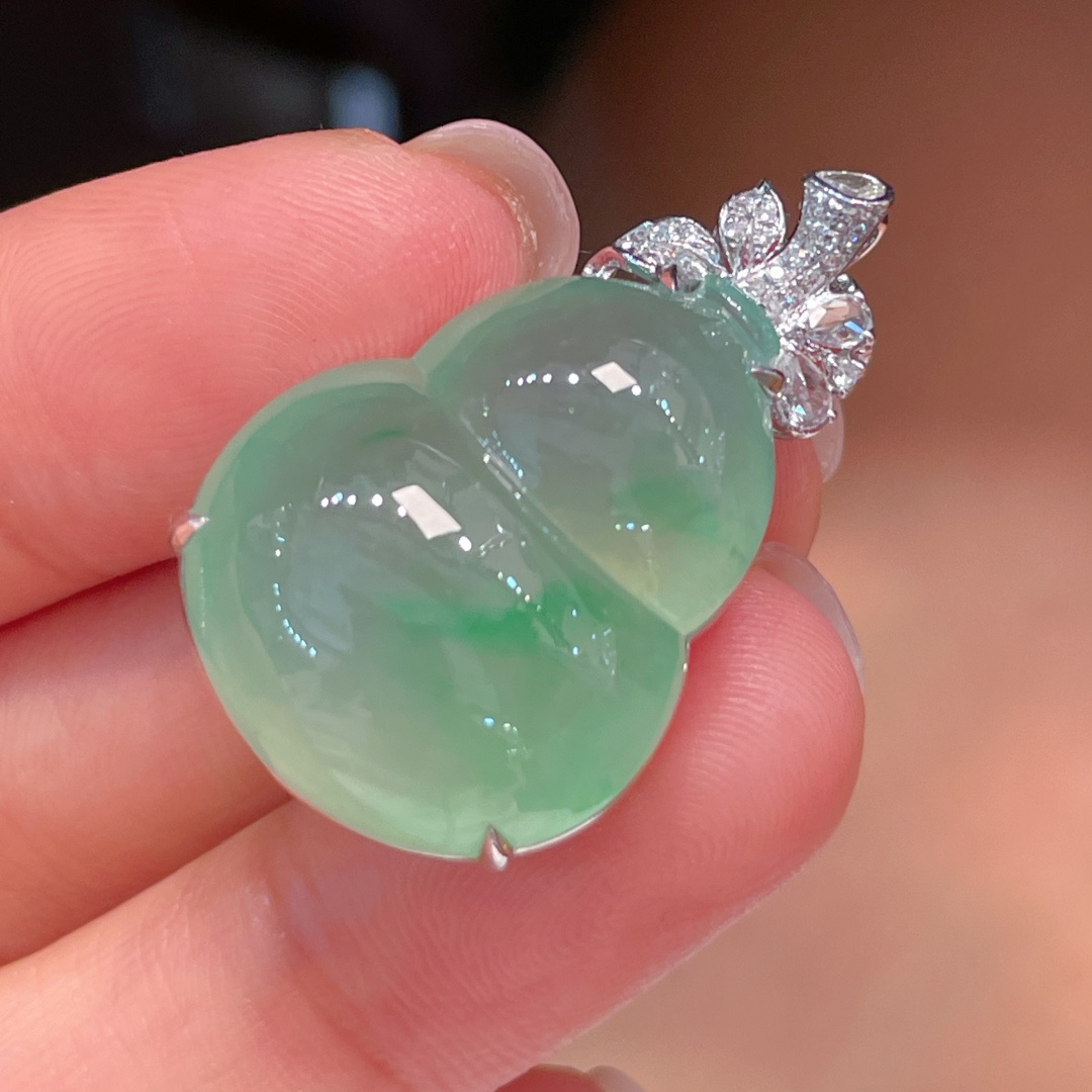 ️缅甸翡翠A货 葫芦吊坠，冰底阳绿，料子冰润细腻，种老起光，18k金镶真钻，上身佩戴效果很好，尺寸如图，24.6-19.6-9.3