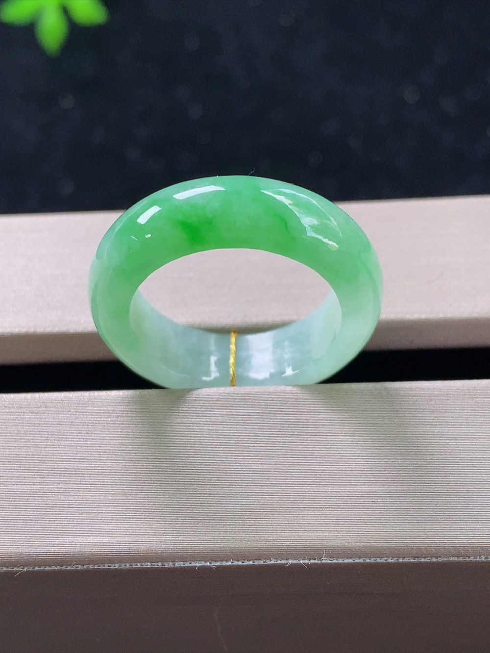 飘绿戒指，无裂，内径尺寸17.8-6.4-3.6mm,16号手寸，820lssk