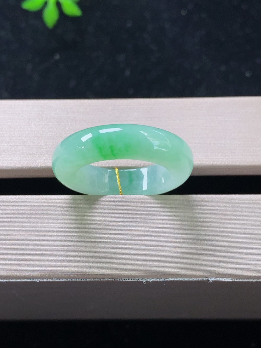 飘绿戒指，无裂，内径尺寸17-5.8-4.3mm,14号手寸，820lssk