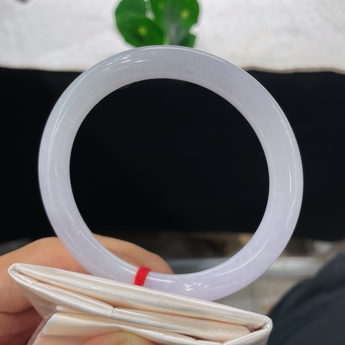翡翠手镯 圈口60/9.1，冰紫美人镯，淡淡紫罗兰柔光萦绕腕间，清浅温柔，微棉