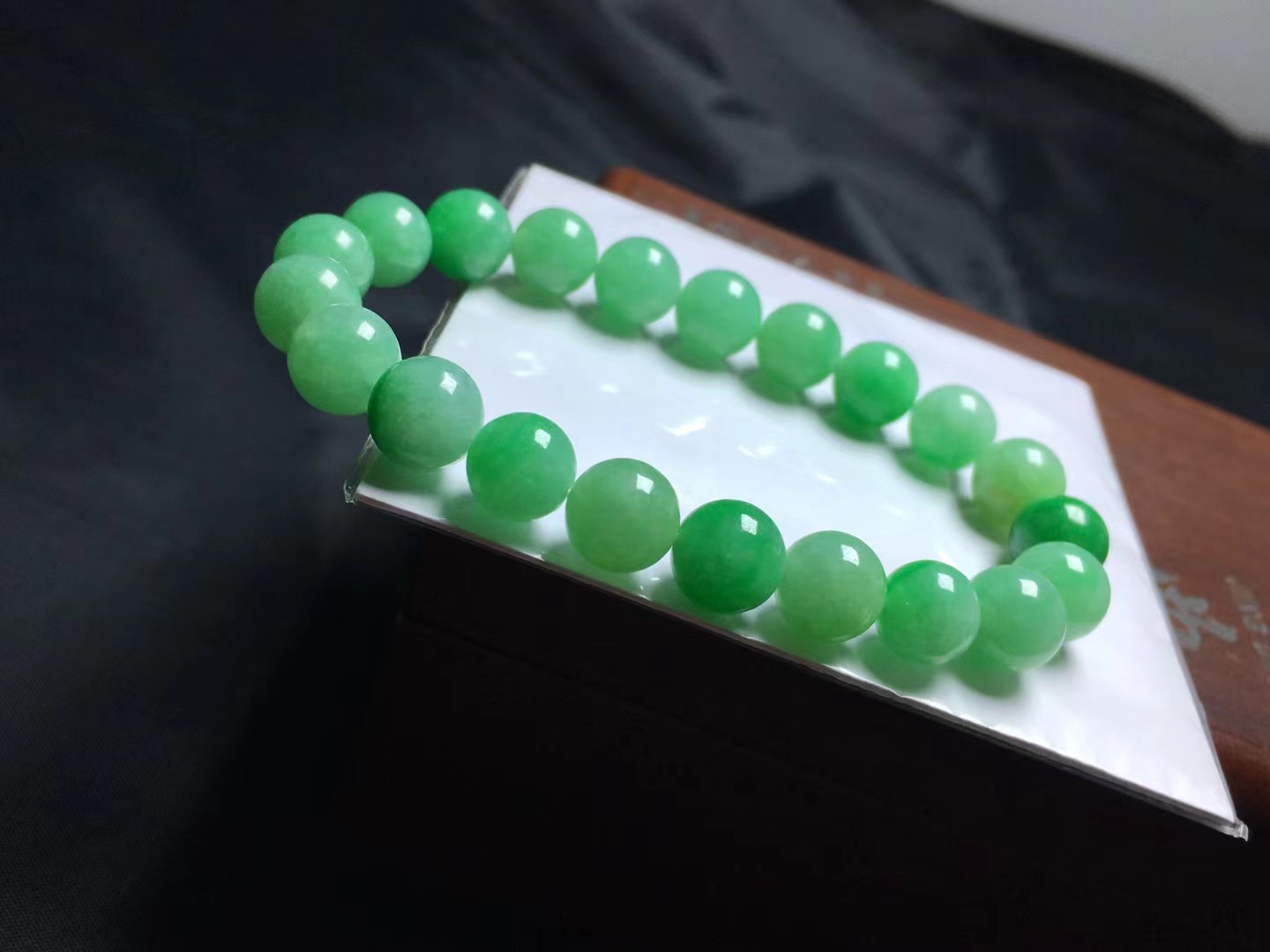️ 果阳绿手串，卡9.5～9.2mm，21颗，种好，玉质细腻，色浓，鲜艳，颗颗精选