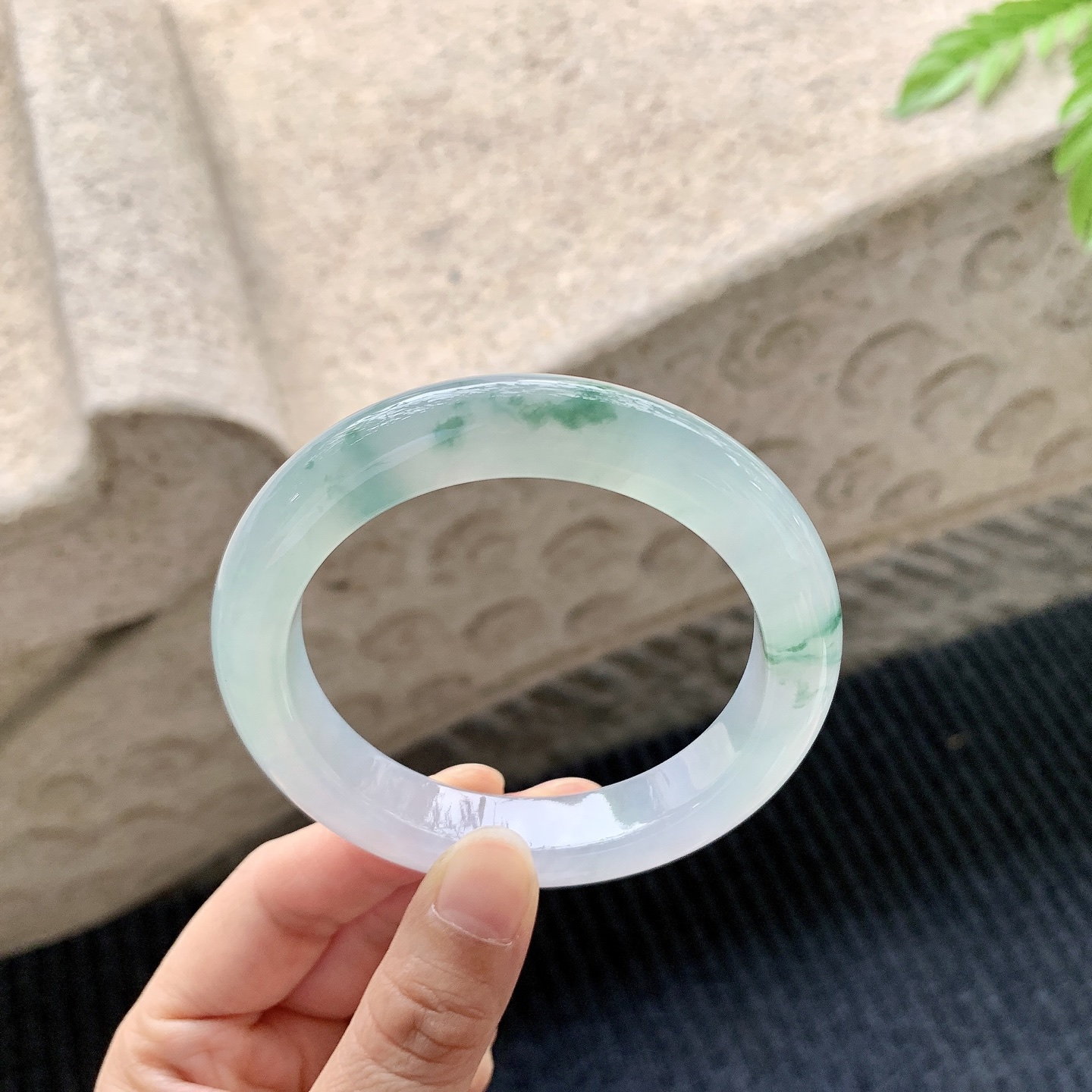 正圈56 57，圈口57.7/11.6/9.7，编码DW080172，描述冰飘花，清透，水润，种老，细腻，打灯有棉根