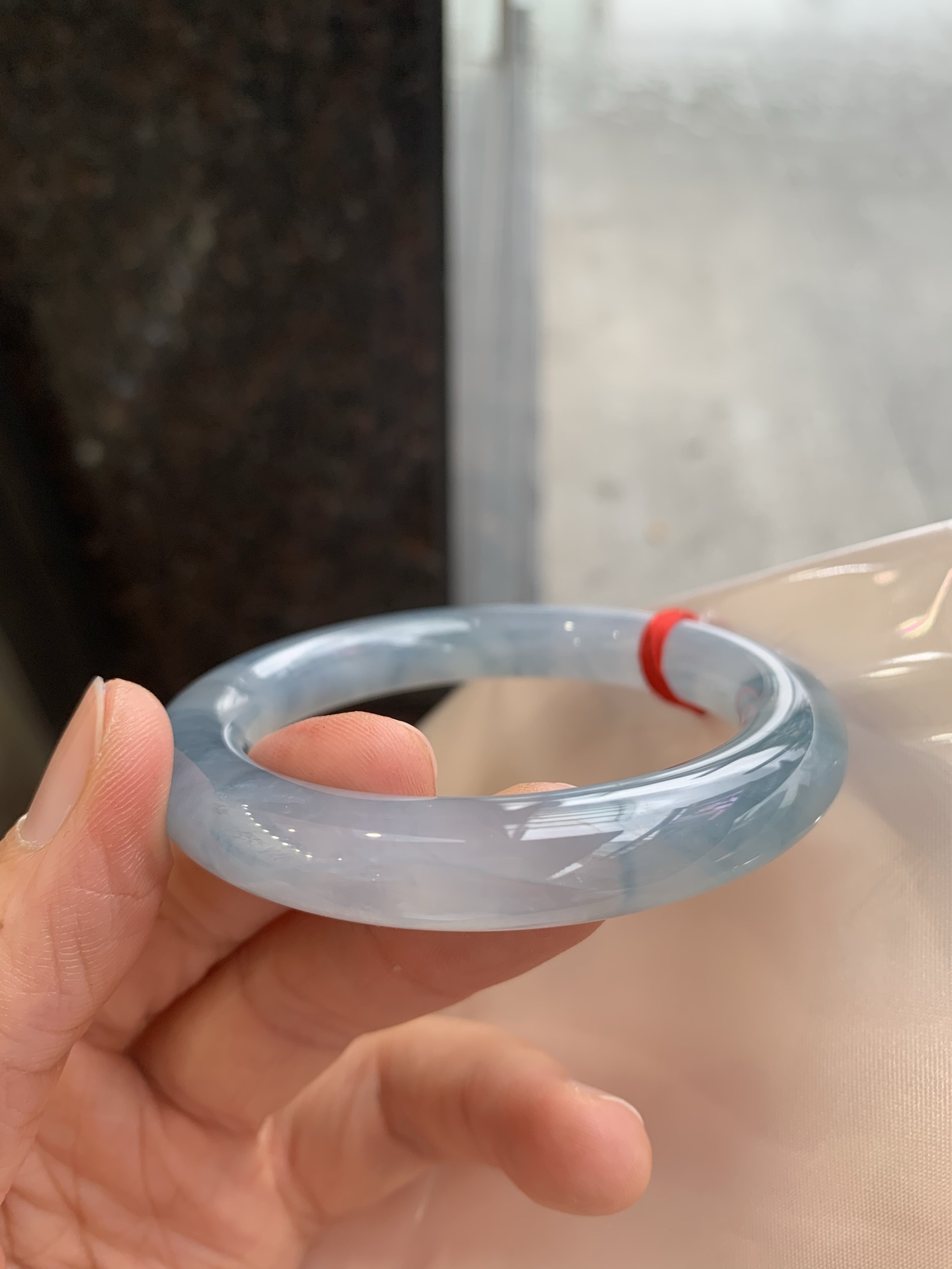 圆条冰蓝水飘花，有裂，尺寸：53.8/10.5/10.2，冰润