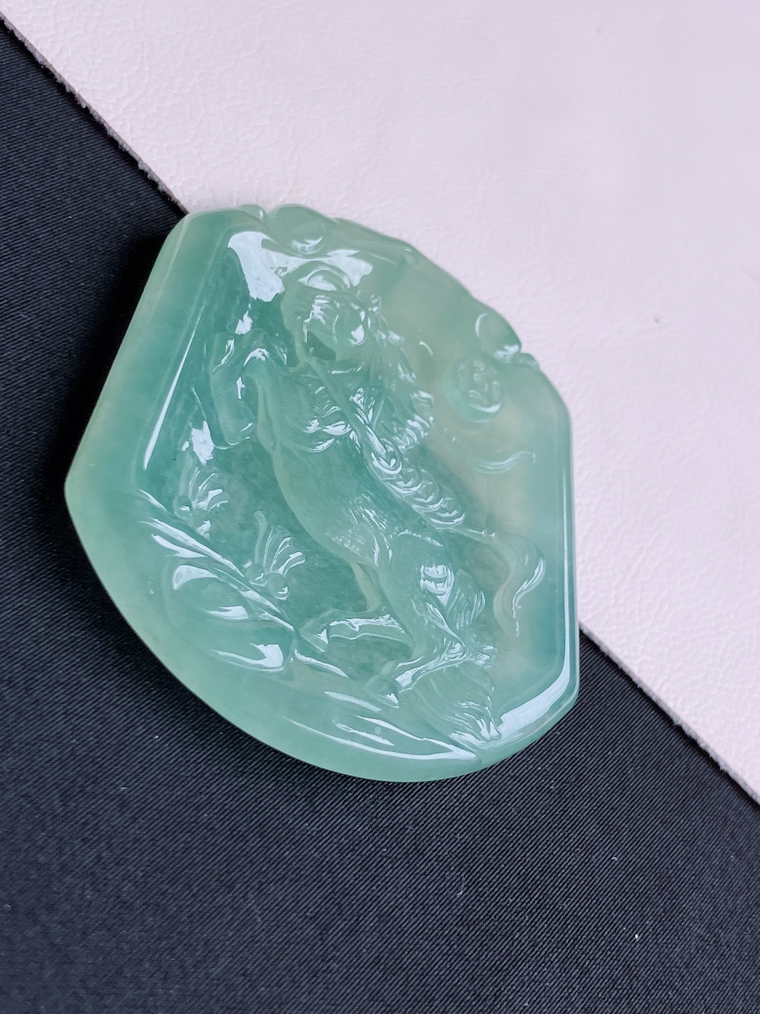 底色生肖马牌，晶莹剔透，尺寸50.3/44.6/5.6/自然光实拍