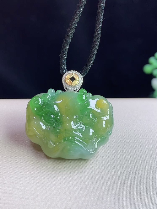 18k金镶黄+绿双彩生肖虎牌，无裂，尺寸16.7-22.5-6.7mm，D20hjg