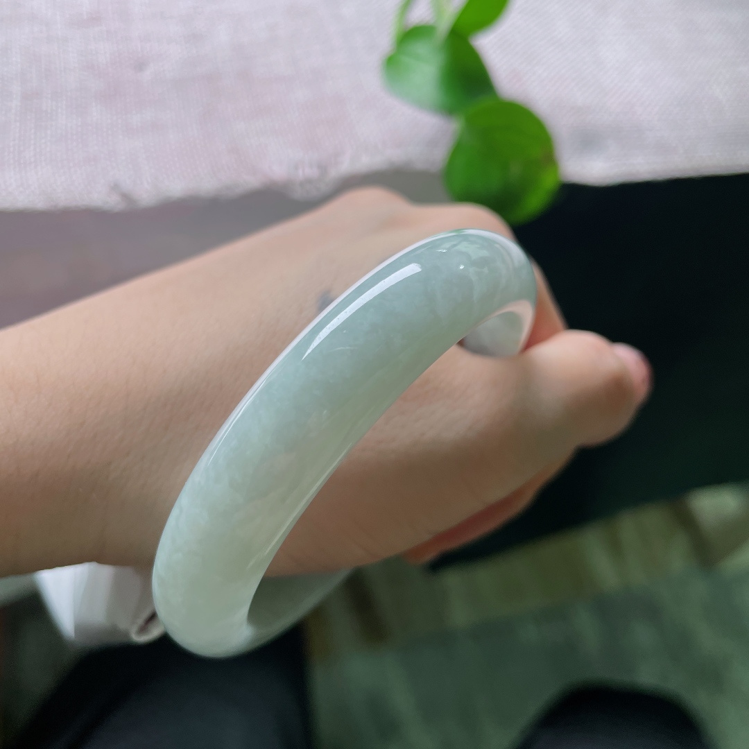 淡绿底正圈，无裂，清润浅冰底色带一抹俏黄洒金，通透素雅温润耐看。ss54095a。