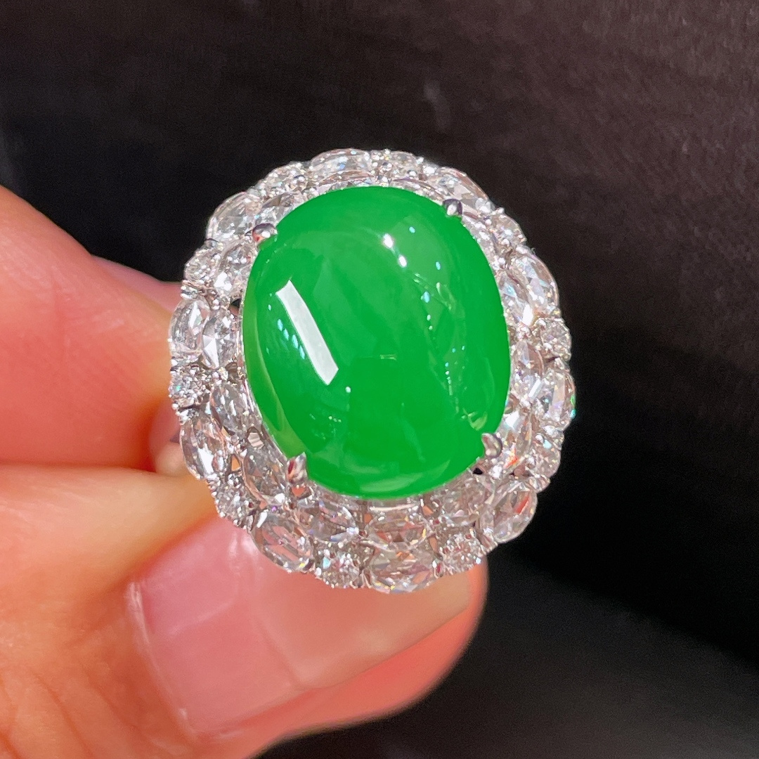 ️缅甸翡翠A货 蛋面戒指，阳绿满色，料子冰润细腻，种老起光，18k金镶真钻，上身佩戴效果很好，尺
