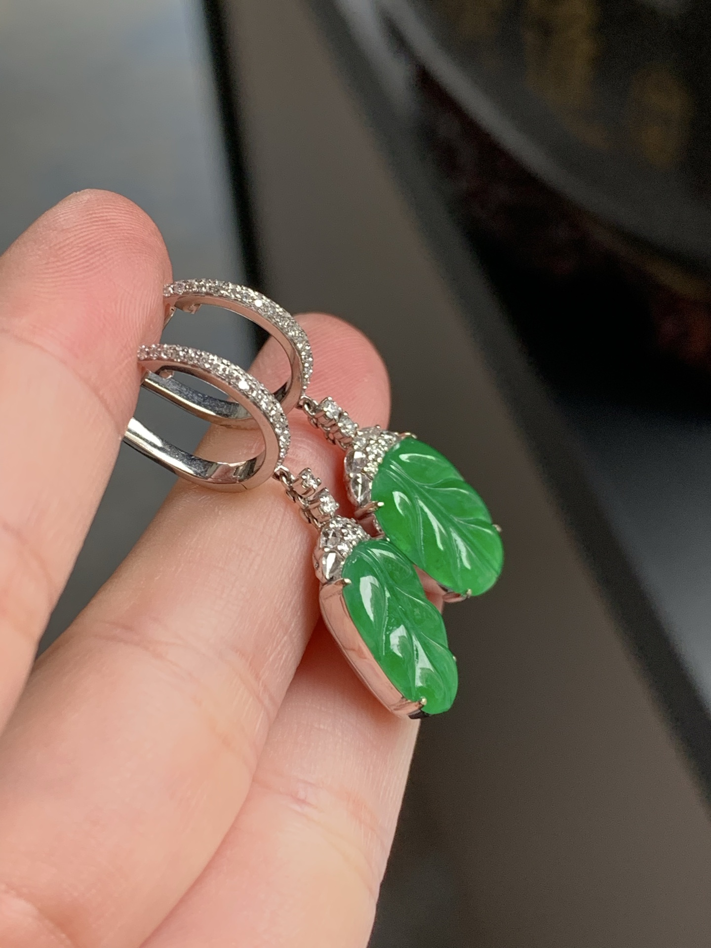 【18k金镶嵌玉叶耳坠一对】种老细腻，色阳浓郁起胶，尺寸：成品：36.2*10.4*5.5，裸石：14*10.4*1.7,c94820