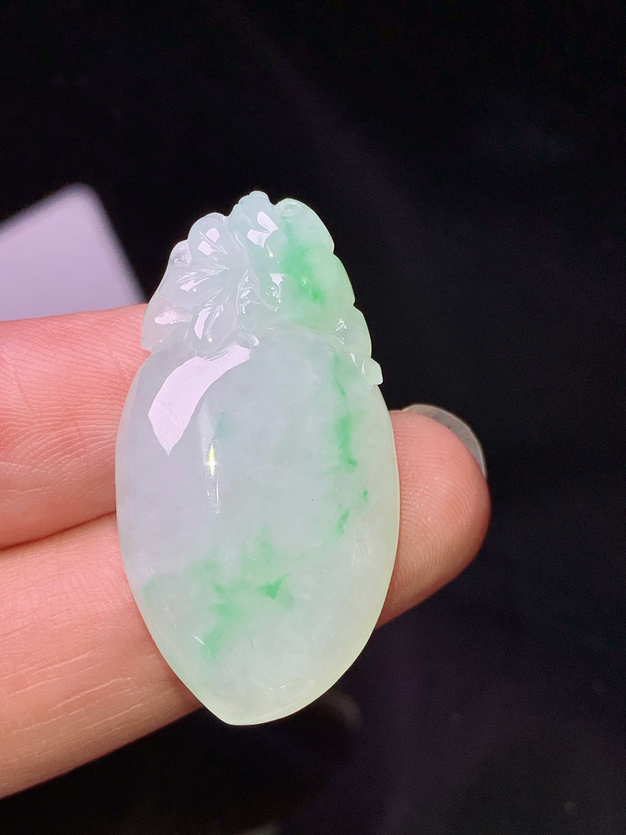 飘绿福瓜吊坠 玉质细腻 色泽艳丽清新 水润亮眼 整体尺寸33.3*17.8*6.5 z1