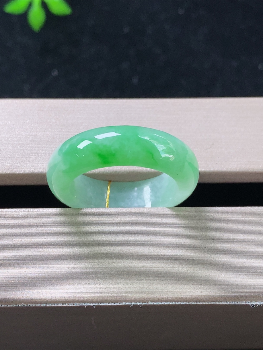 飘绿戒指，无裂，内径尺寸17.8-6.4-3.6mm,16号手寸，820lssk
