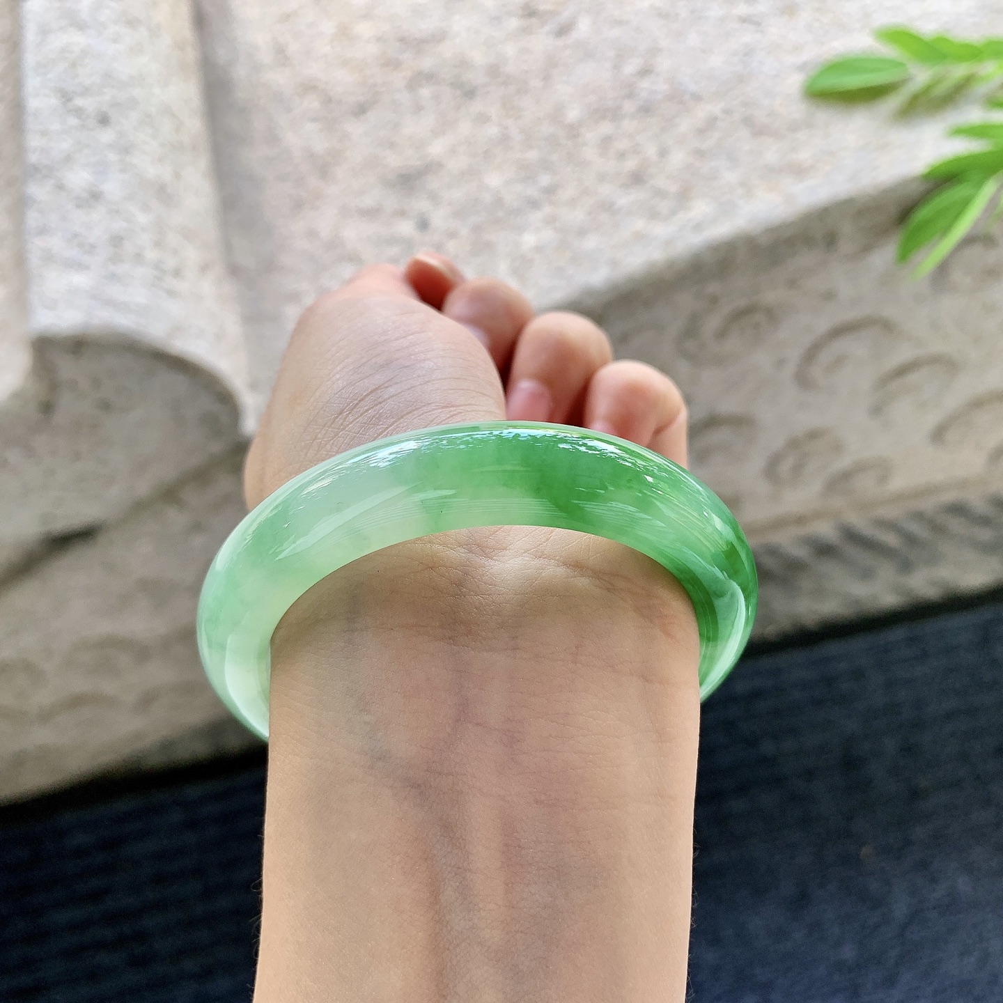正圈53 54，圈口54.5/11.8/9，编码A1080960，描述冰糯飘辣绿，水润，种老，细腻，无裂。