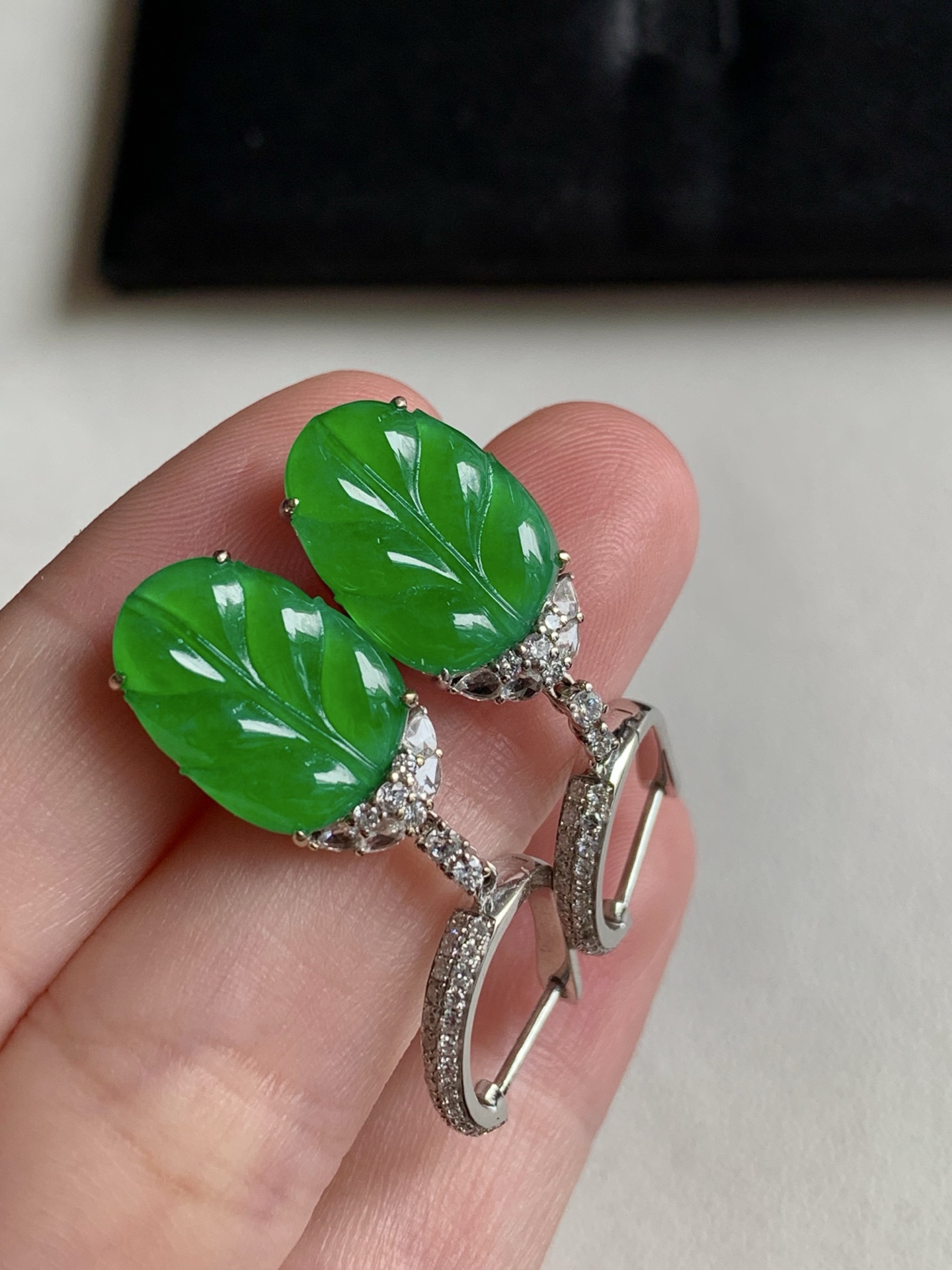 【18k金镶嵌玉叶耳坠一对】种老细腻，色阳浓郁起胶，尺寸：成品：36.2*10.4*5.5，裸石：14*10.4*1.7,c94820