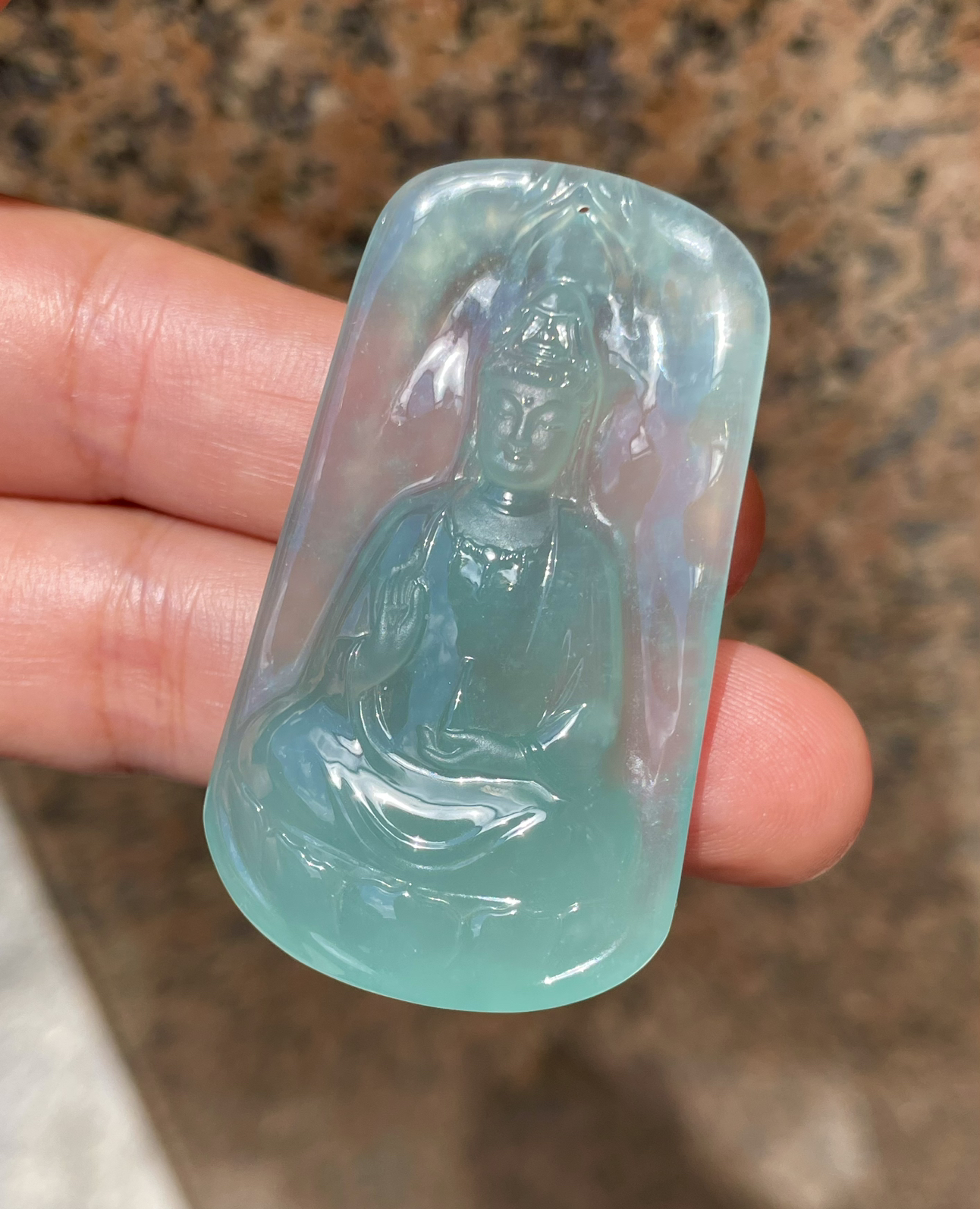 【冰种天空蓝观音首吊坠】料子通透闪亮，质地致密，种老起强胶感，人物面部开脸生动，雕刻很精细，表情端庄祥和。