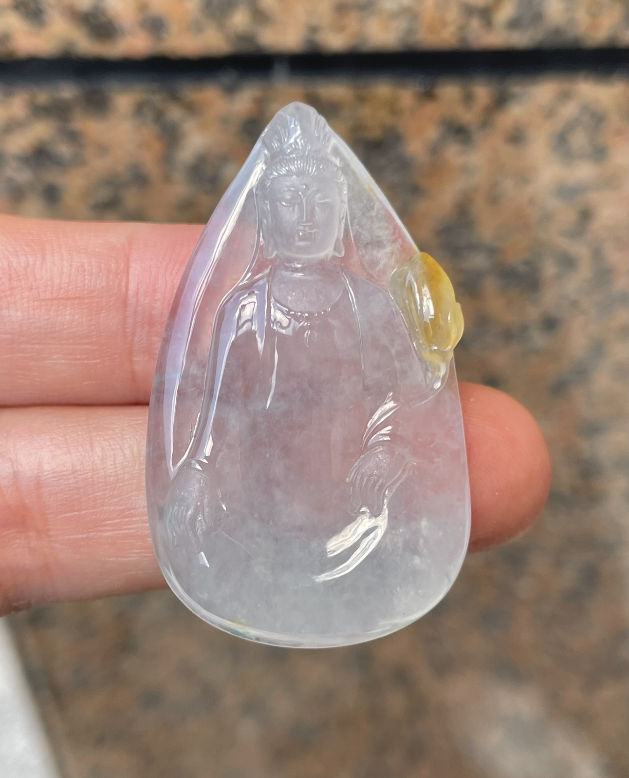 【冰种观音首吊坠】料子通透闪亮，质地致密，种老起强胶感，人物面部开脸生动，雕刻很精细，表情端庄祥和。