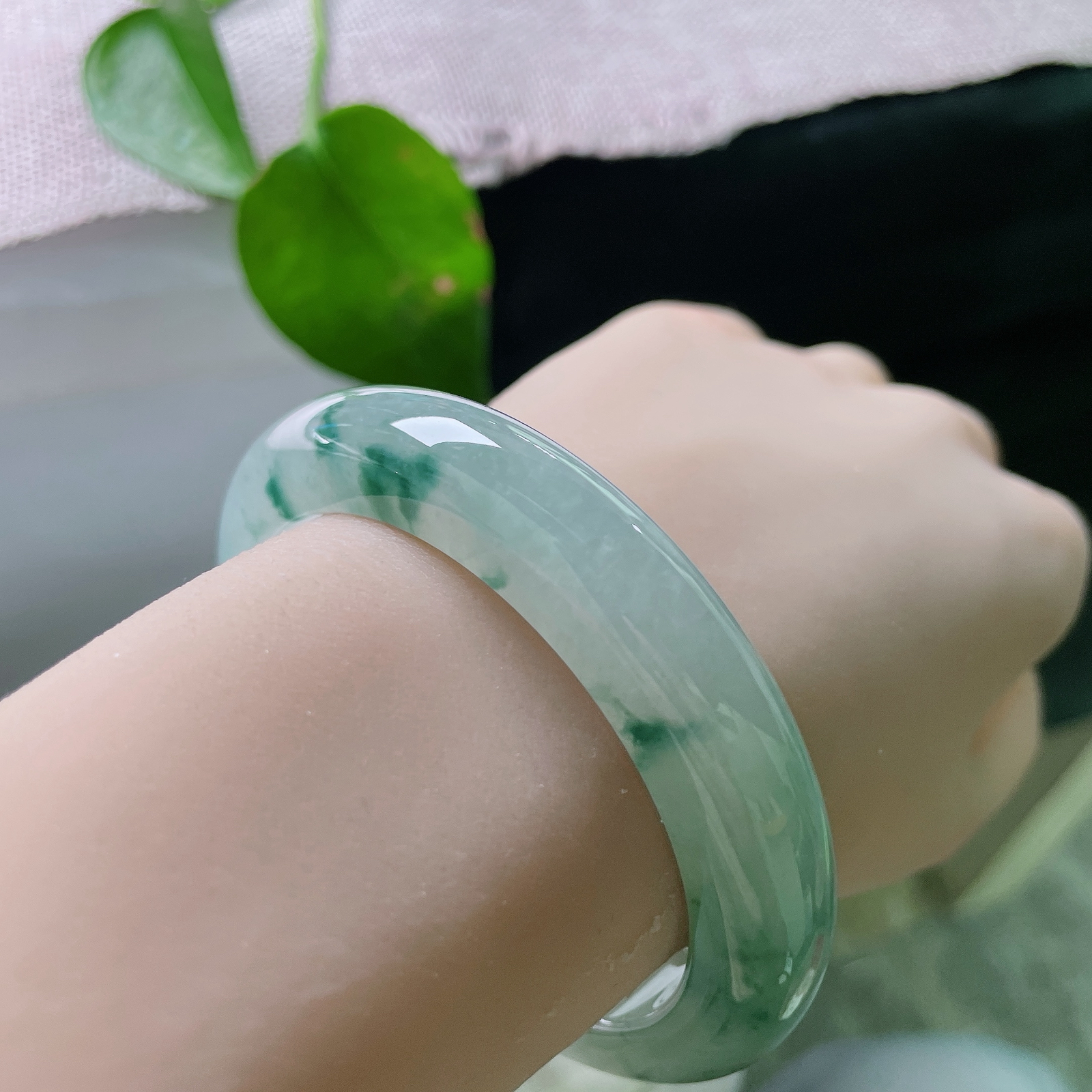 56.5/12.4/9.8，冰飘花正圈，完美，冰底莹润起胶。浓淡相宜的蓝飘花随性晕染于镯身，似远山流墨，意境悠远灵动ss56146a