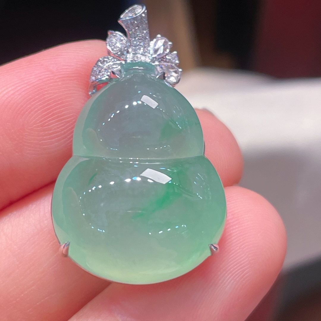 ️缅甸翡翠A货 葫芦吊坠，冰底阳绿，料子冰润细腻，种老起光，18k金镶真钻，上身佩戴效果很好，尺寸如图，24.6-19.6-9.3
