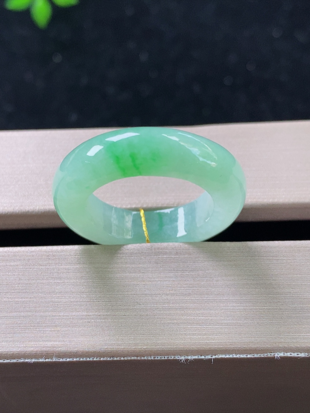 飘绿戒指，无裂，内径尺寸17-5.8-4.3mm,14号手寸，820lssk