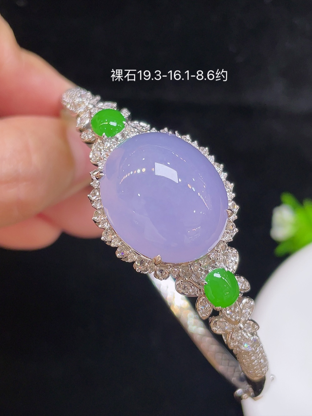 大件饱满，通透水润，玉质细腻，翠色鲜艳，18k金奢华钻石镶嵌️，19.3-16.1-8.6