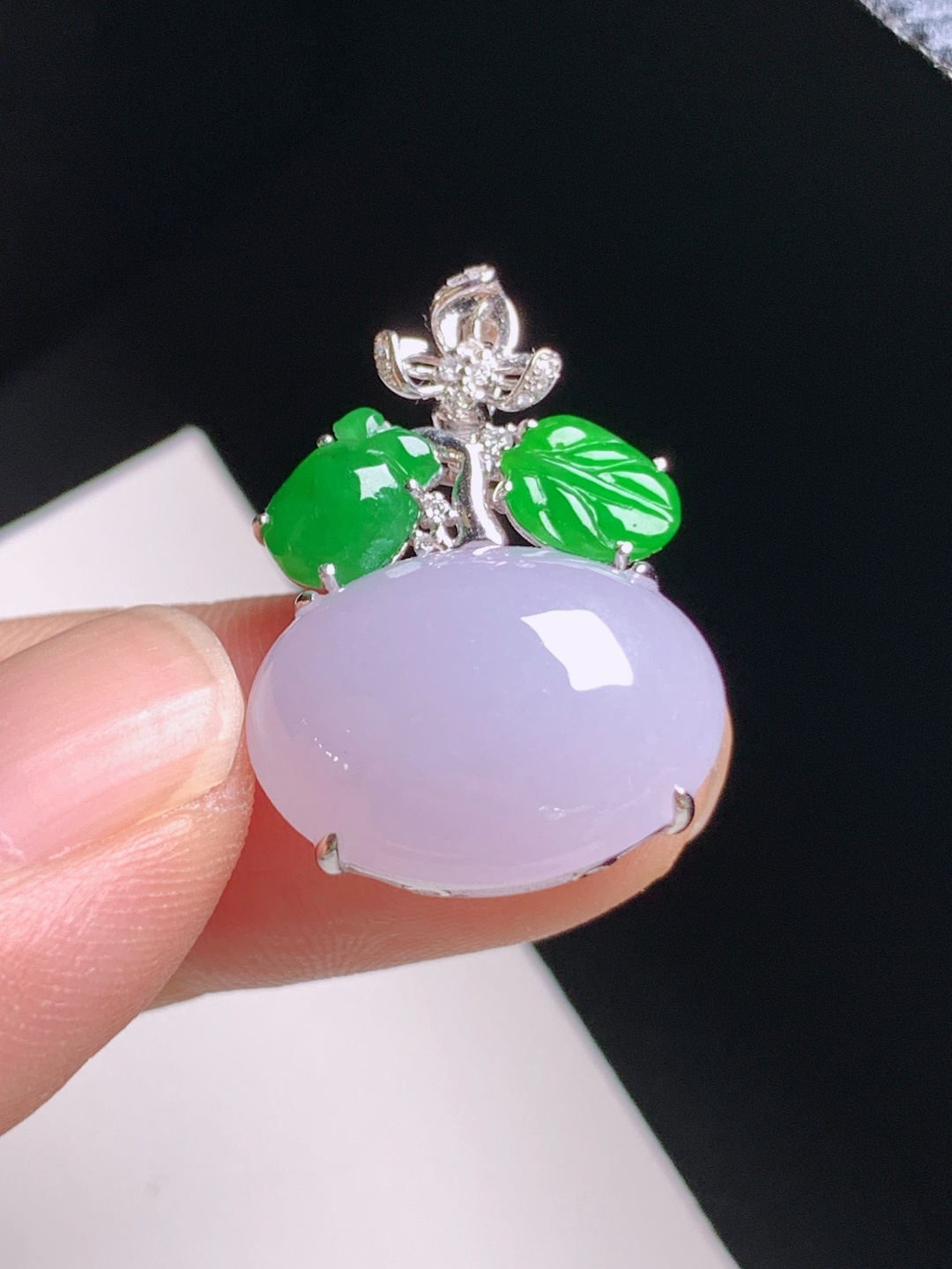 冰种蛋面吊坠，莹润柔和，配色雅致，高贵温婉