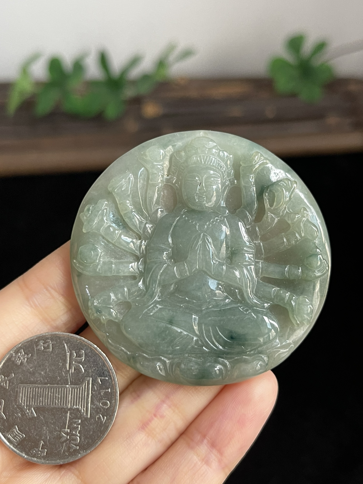 翡翠糯化种淡绿色吊坠