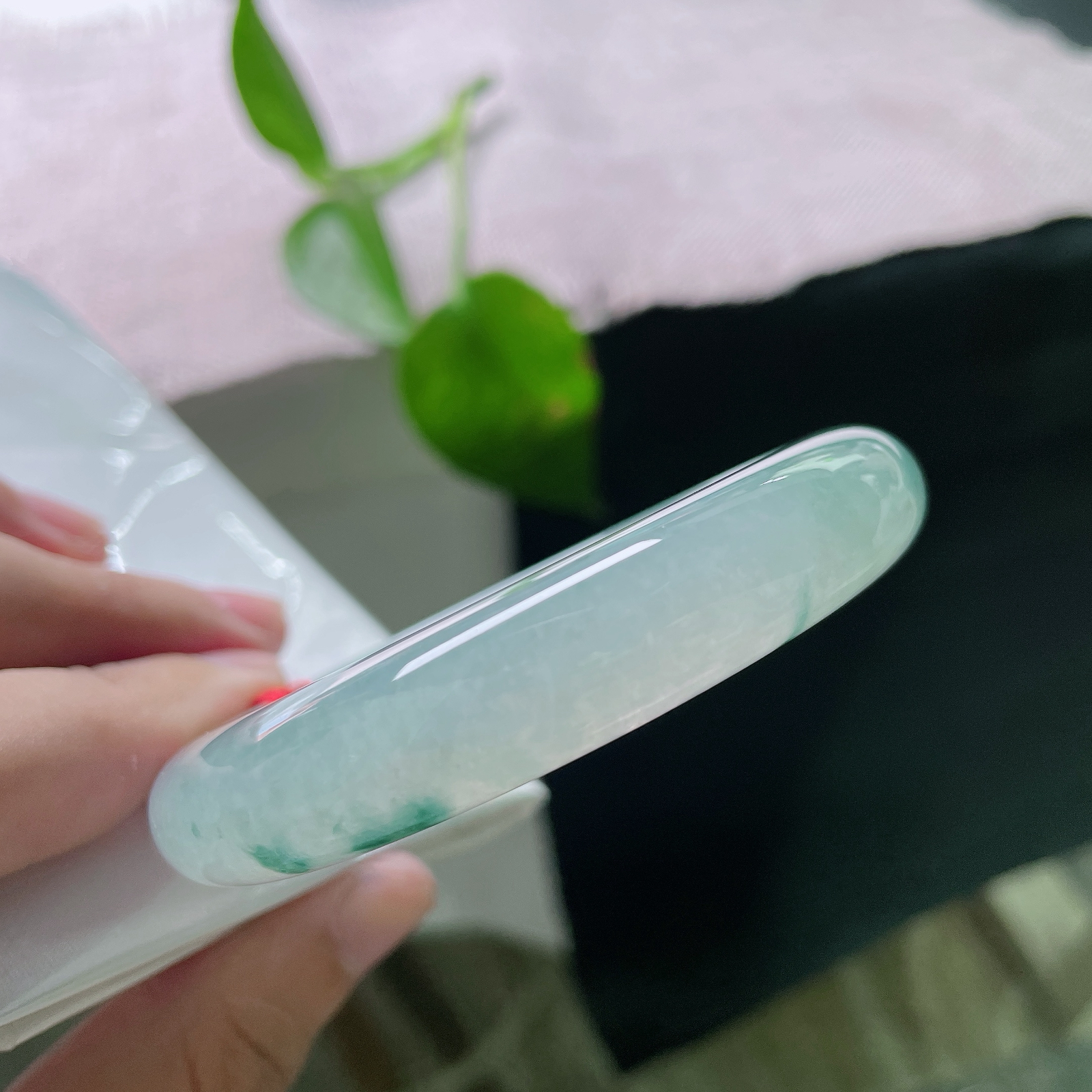 56.5/12.4/9.8，冰飘花正圈，完美，冰底莹润起胶。浓淡相宜的蓝飘花随性晕染于镯身，似远山流墨，意境悠远灵动ss56146a