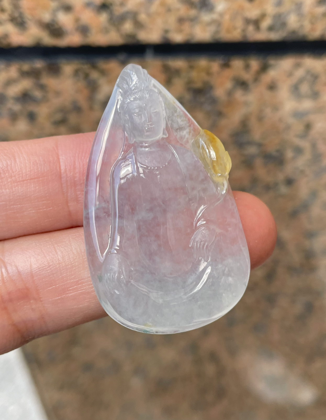 【冰种观音首吊坠】侧面像，料子通透闪亮，质地致密，种老起强胶感，人物面部开脸生动，雕刻很精细，表情端