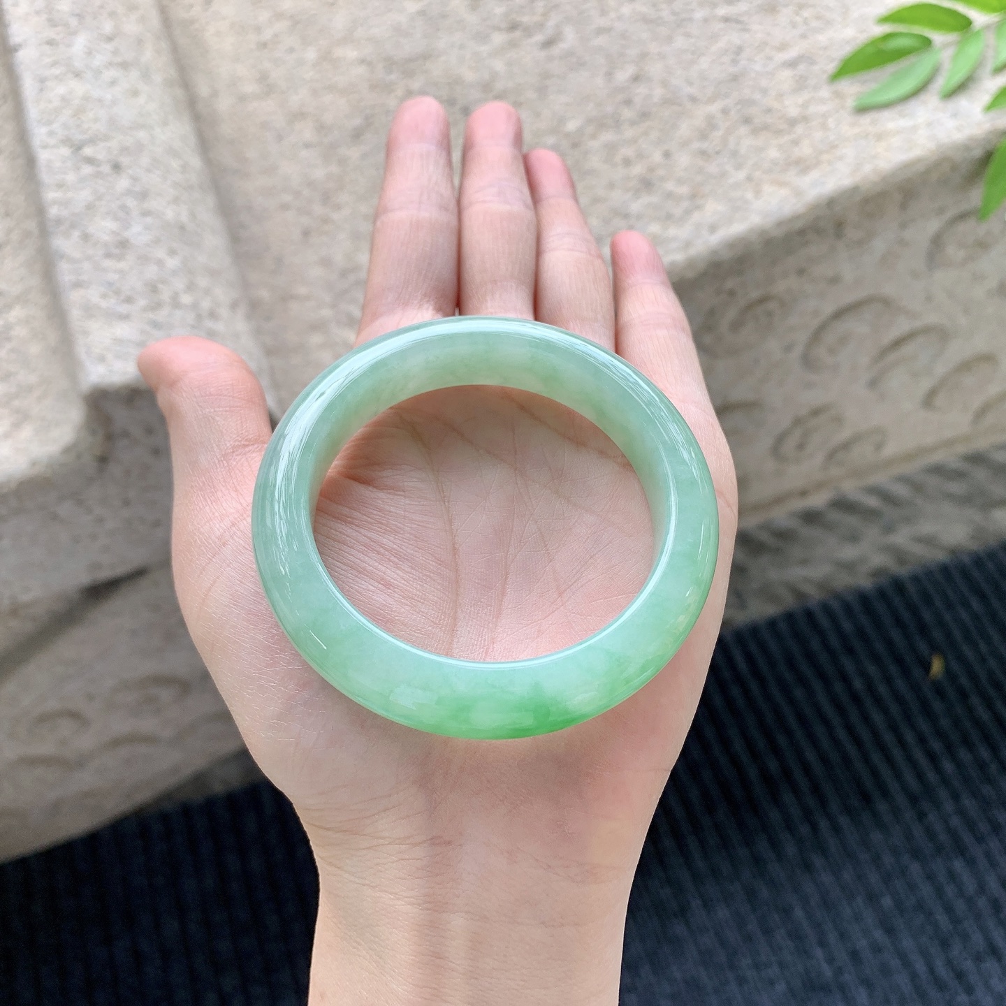正圈51 52，圈口52.5/12.5/9，编码A1071410，描述细糯飘绿，水润，种老，细腻，无裂。