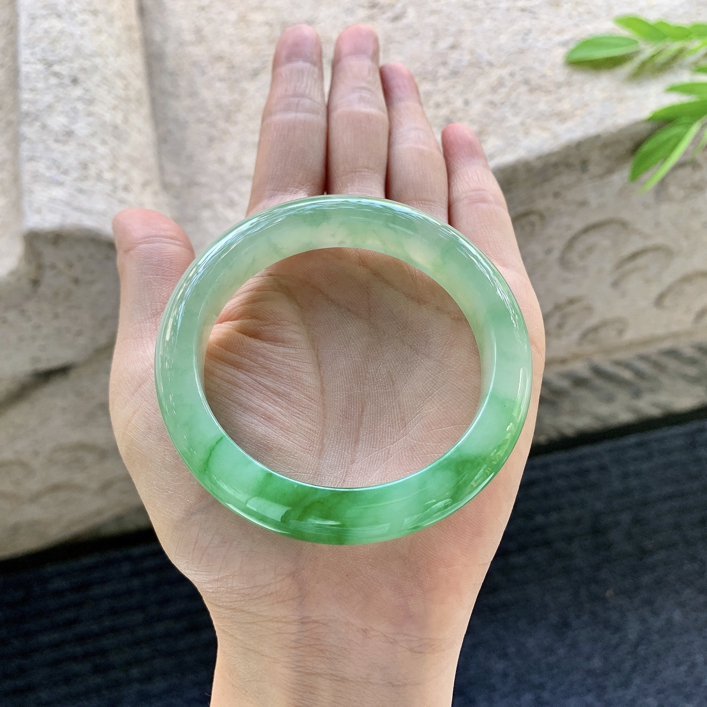 正圈53 54，圈口54.5/11.8/9，编码A1080960，描述冰糯飘辣绿，水润，种老，细腻，无裂。