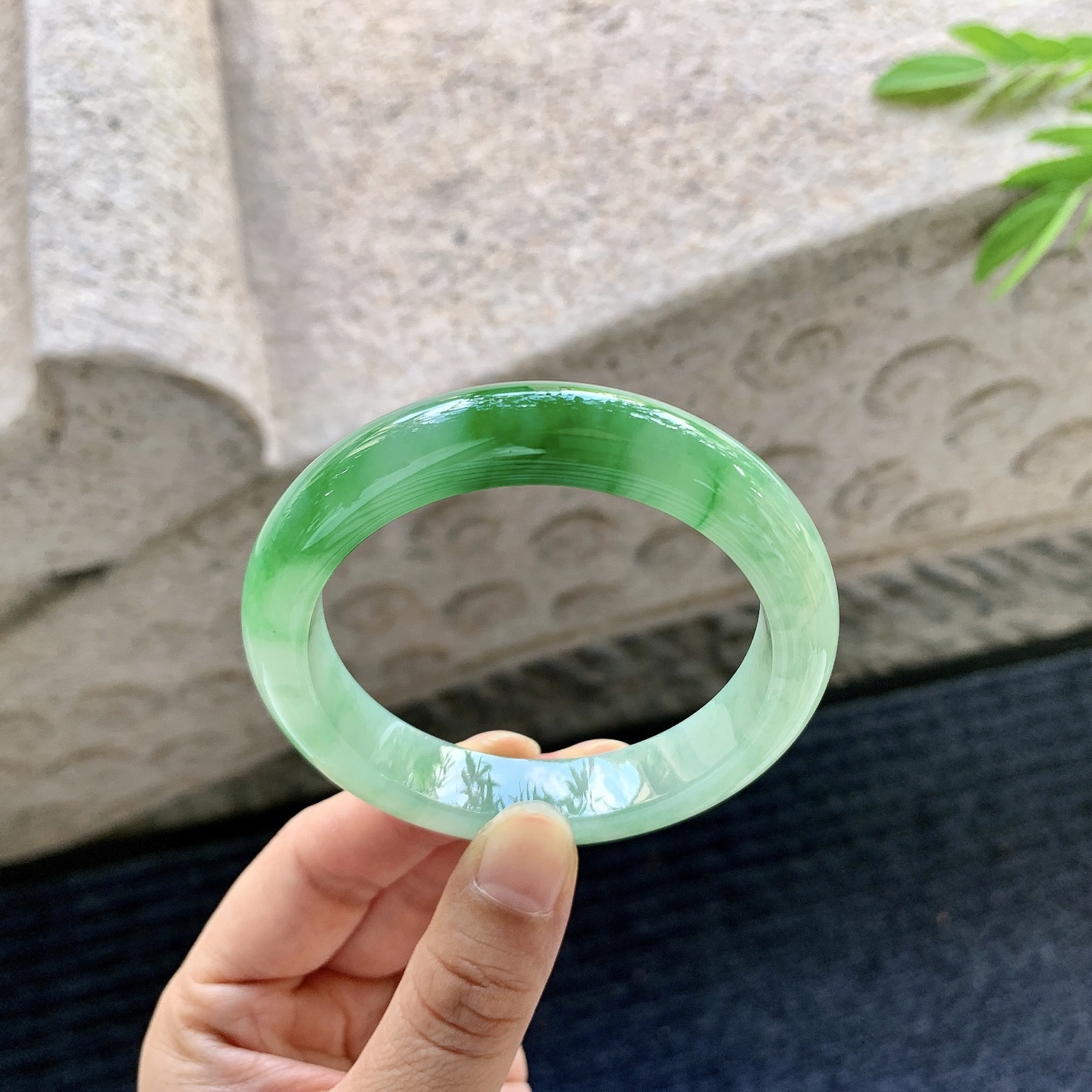 正圈53 54，圈口54.5/11.8/9，编码A1080960，描述冰糯飘辣绿，水润，种老，细腻，无裂。