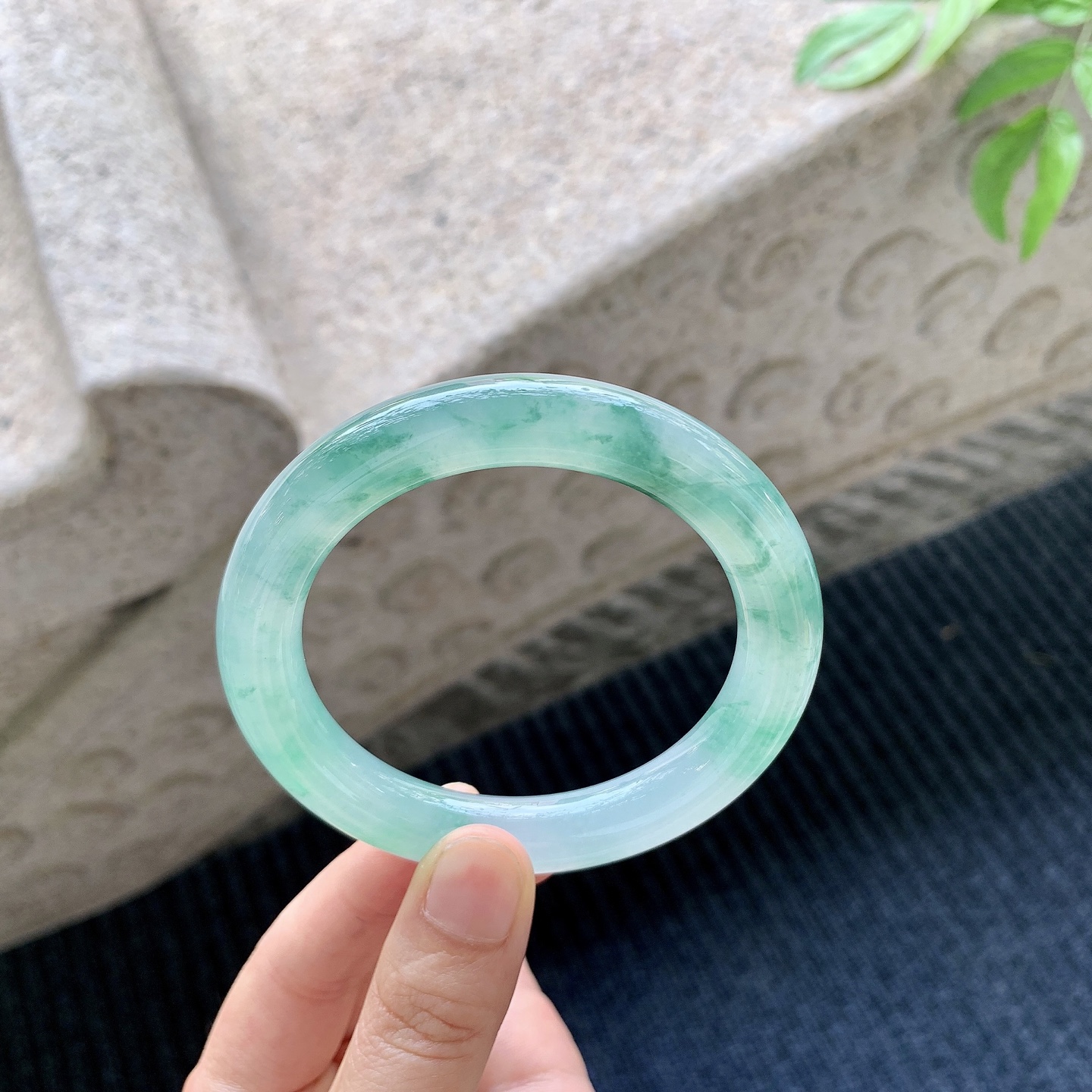 圆条54 55，圈口55.8/10.6/10.2，编码A1071402，描述冰糯飘绿花，水润，种老，细腻，无裂。