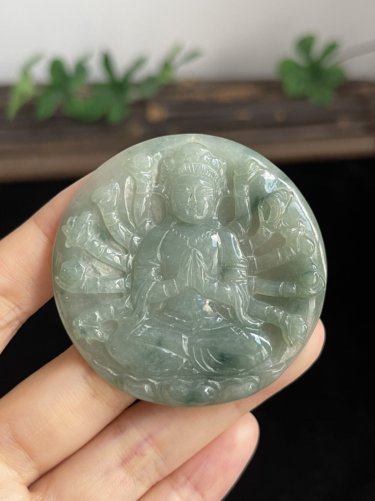 翡翠糯化种淡绿色吊坠