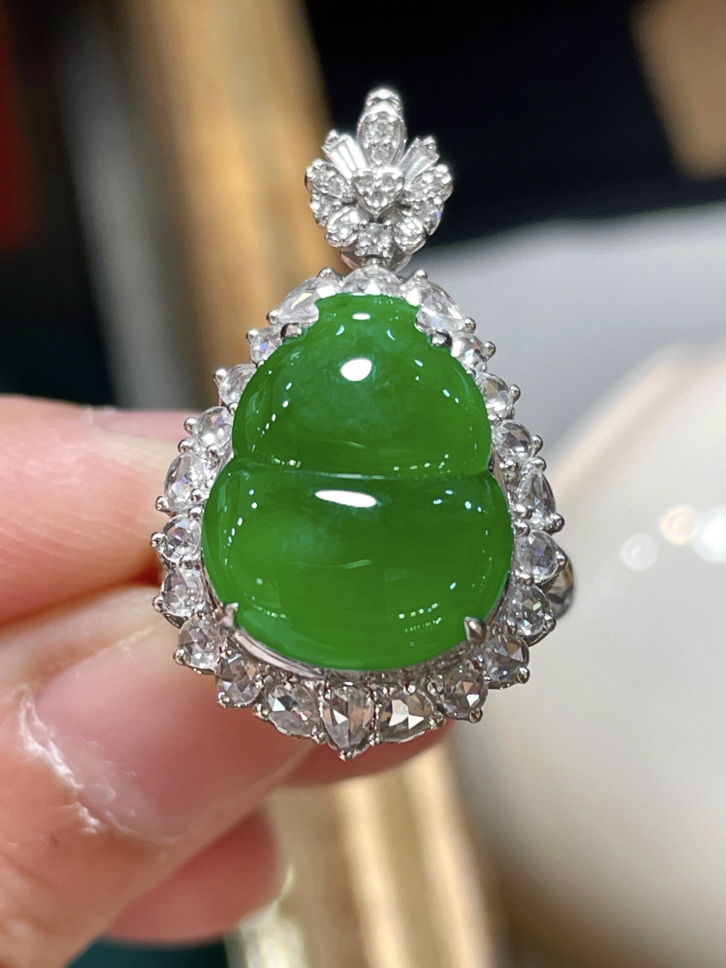 ️翡翠葫芦戒指•吊坠两用款，冰种起荧光，冰种阳绿色，满绿，料子水润，种老起光。18k金镶嵌，佩戴效